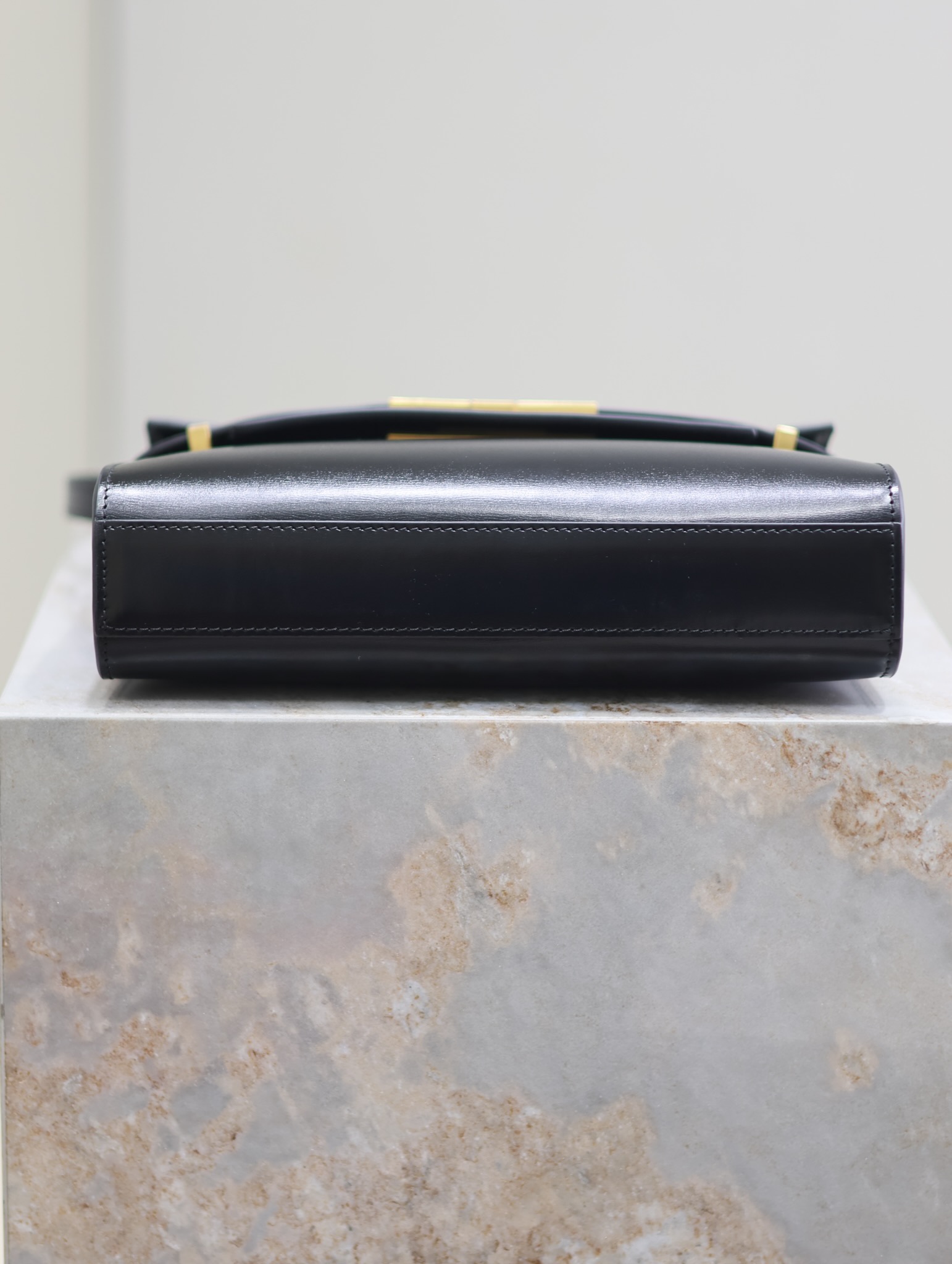 Manhattan_24cm
專櫃同步新款Manhattan法棍包小號24cm全新到貨！最新包型翻蓋曼哈頓法棍包，一改以往經典的logo，取而代之低調簡約的設計風格，它有點像H家的凱莉，很有復古的味道！商務➕休閒兩者結合，總結起來就是百搭！可以手拿，可以單肩或斜挎，一包多用，滿足了商務型女士，又滿足了小女生的休閒！精心挑選的原廠皮、完美的走線、精緻的五金讓整個包包都散髮出高級的味道！
型號：675626
尺寸：24x17.5x6cm