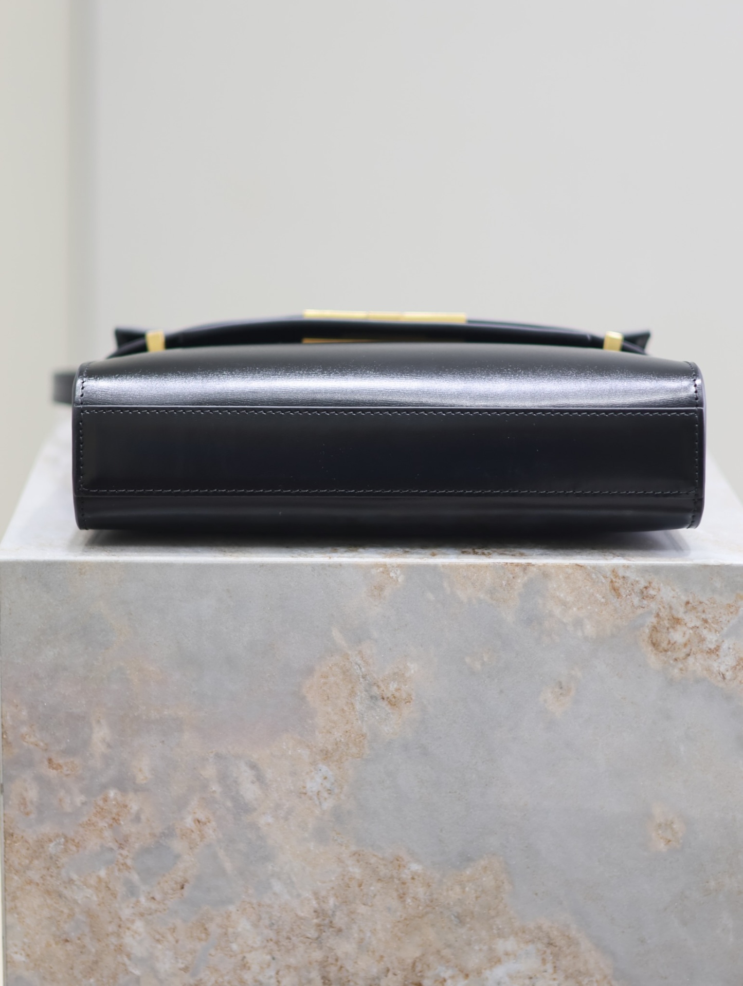 Manhattan_24cm
專櫃同步新款Manhattan法棍包小號24cm全新到貨！最新包型翻蓋曼哈頓法棍包，一改以往經典的logo，取而代之低調簡約的設計風格，它有點像H家的凱莉，很有復古的味道！商務➕休閒兩者結合，總結起來就是百搭！可以手拿，可以單肩或斜挎，一包多用，滿足了商務型女士，又滿足了小女生的休閒！精心挑選的原廠皮、完美的走線、精緻的五金讓整個包包都散髮出高級的味道！
型號：675626
尺寸：24x17.5x6cm