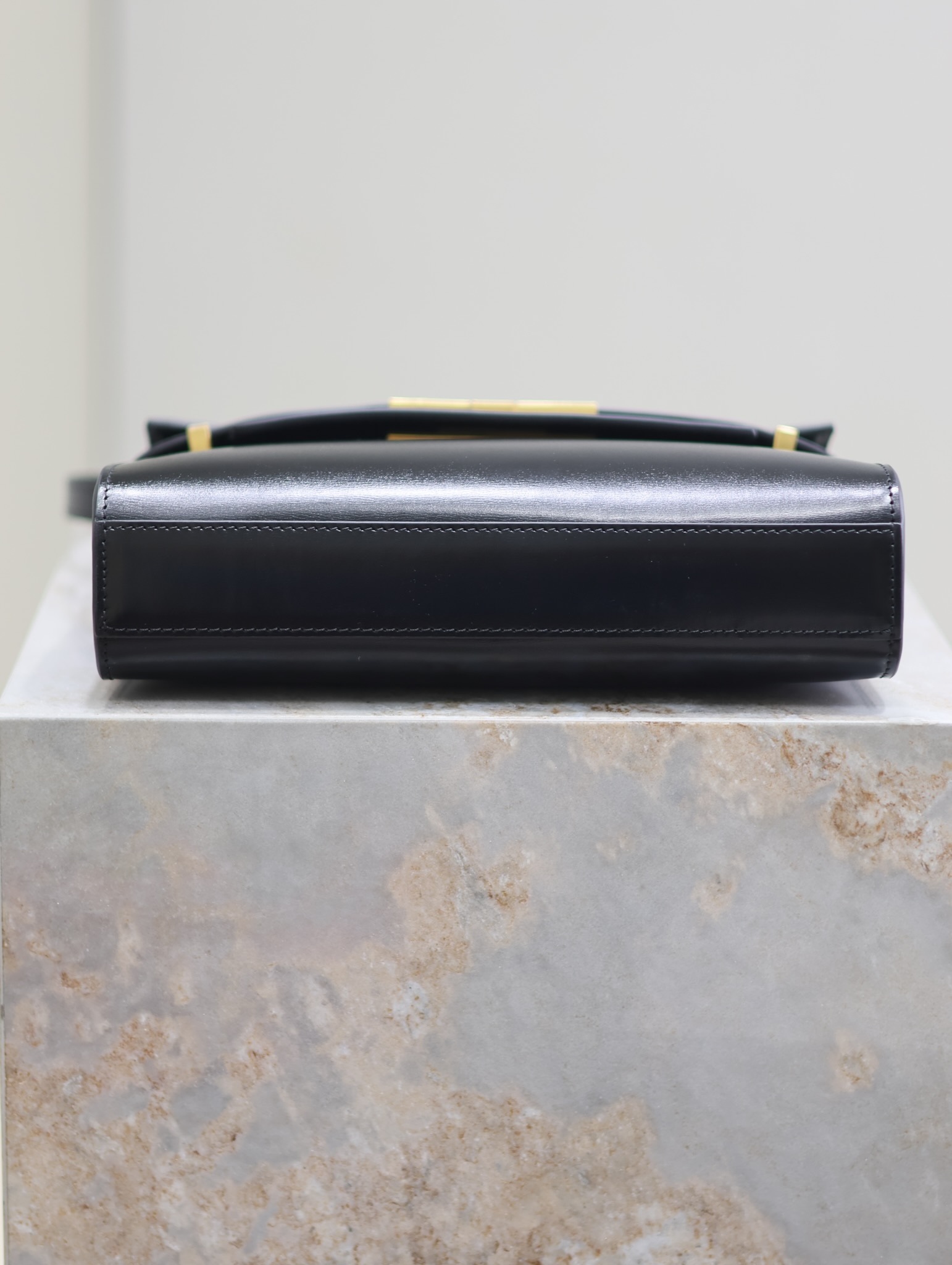 Manhattan_24cm
專櫃同步新款Manhattan法棍包小號24cm全新到貨！最新包型翻蓋曼哈頓法棍包，一改以往經典的logo，取而代之低調簡約的設計風格，它有點像H家的凱莉，很有復古的味道！商務➕休閒兩者結合，總結起來就是百搭！可以手拿，可以單肩或斜挎，一包多用，滿足了商務型女士，又滿足了小女生的休閒！精心挑選的原廠皮、完美的走線、精緻的五金讓整個包包都散髮出高級的味道！
型號：675626
尺寸：24x17.5x6cm