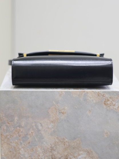 Manhattan_24cm
專櫃同步新款Manhattan法棍包小號24cm全新到貨！最新包型翻蓋曼哈頓法棍包，一改以往經典的logo，取而代之低調簡約的設計風格，它有點像H家的凱莉，很有復古的味道！商務➕休閒兩者結合，總結起來就是百搭！可以手拿，可以單肩或斜挎，一包多用，滿足了商務型女士，又滿足了小女生的休閒！精心挑選的原廠皮、完美的走線、精緻的五金讓整個包包都散髮出高級的味道！
型號：675626
尺寸：24x17.5x6cm