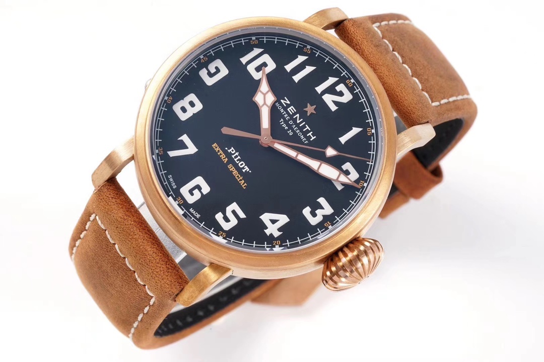 SⅤ又添新作真利時飛行員系列2019年度新款 好萊塢大片青銅騎士殺到！！！真力時是胡歌和靳東等“老幹部”們十分喜歡佩戴的腕表品牌之一，這款青銅材質的腕表散髮著一身正氣，本身就是腕表界的“老幹部”，戴上它足以從外在增添內涵。腕表45毫米的表殼由青銅打造，表鏡採用弧形雙面防眩處理藍寶石水晶，淺變綠色錶盤上粗體阿拉伯數字時標和鍍金琢面的指針上都覆有SuperLuminova SLN C3超級夜光物料，夜間仍可清晰讀取時間，SV 真力時飛行員系列，實現你的大飛夢