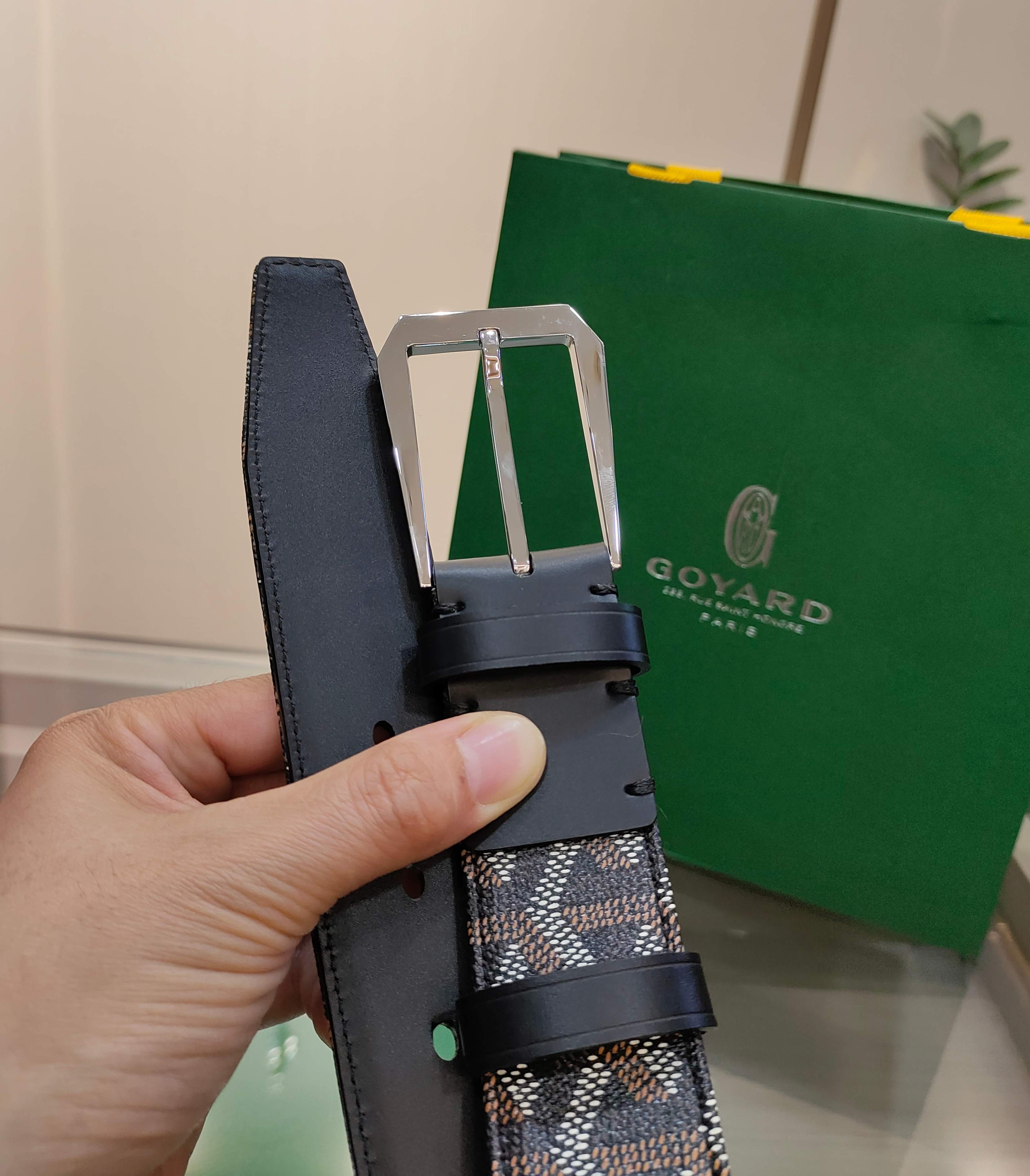 
Goyard(戈雅)腰帶源於法國奢侈品牌，設計風格簡約低調，腰帶身有標誌性帆布搭配進口頭層牛皮，腰帶扣採用簡約精品鋼扣，延續品牌的低調奢華，帶身寬度3.4CM，適用商務休閒日常佩戴。
