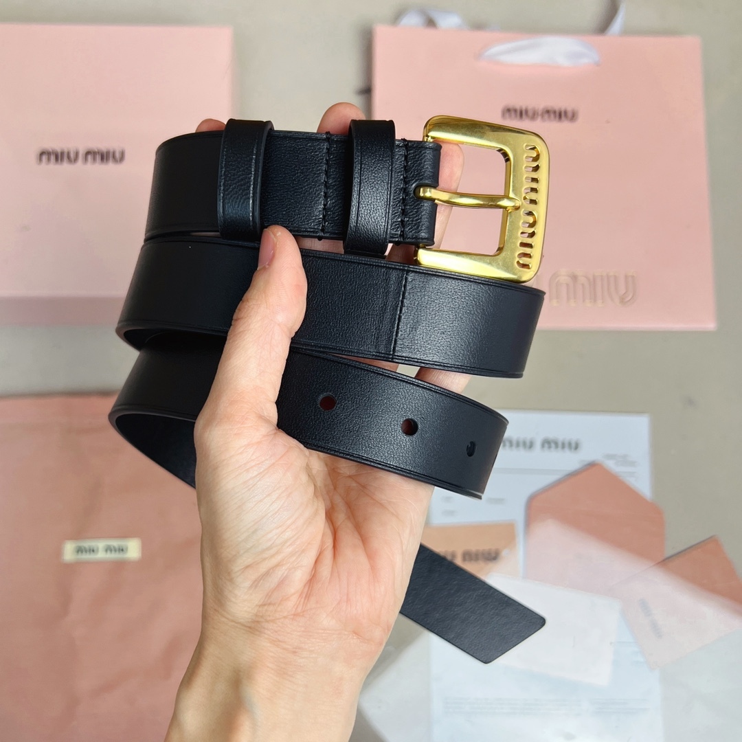 Miumiu焦糖色軟羊皮腰帶 這款軟羊皮腰帶設計簡約而優雅。金屬搭扣飾以Miu Miu徽標，品牌格調一覽無余。徽標裝飾金屬搭扣
寬度: 3cm