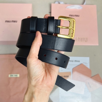 Miumiu焦糖色軟羊皮腰帶 這款軟羊皮腰帶設計簡約而優雅。金屬搭扣飾以Miu Miu徽標，品牌格調一覽無余。徽標裝飾金屬搭扣
寬度: 3cm