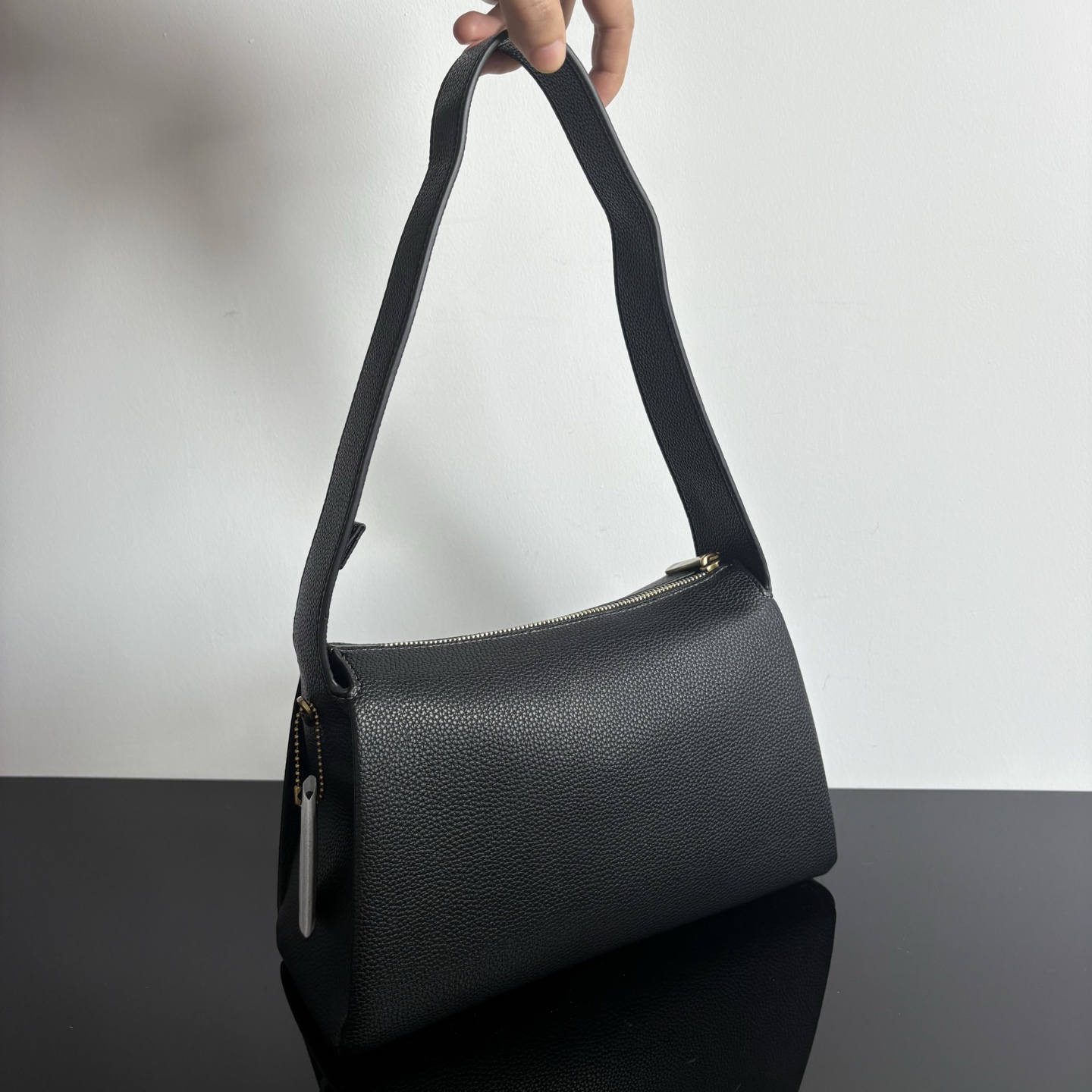 
新款hobo腋下包：CCC45荔枝紋黑色 灰色 酒紅
          CCC48鹿皮棕色 CCC48鹿皮墨綠
作為腋下包超級鬆弛下垂的風格，秋冬單品 容量超大還帶了一個磁扣的暗袋，出行遊玩或通勤都特別實用的一款。

尺寸：10*18*29。