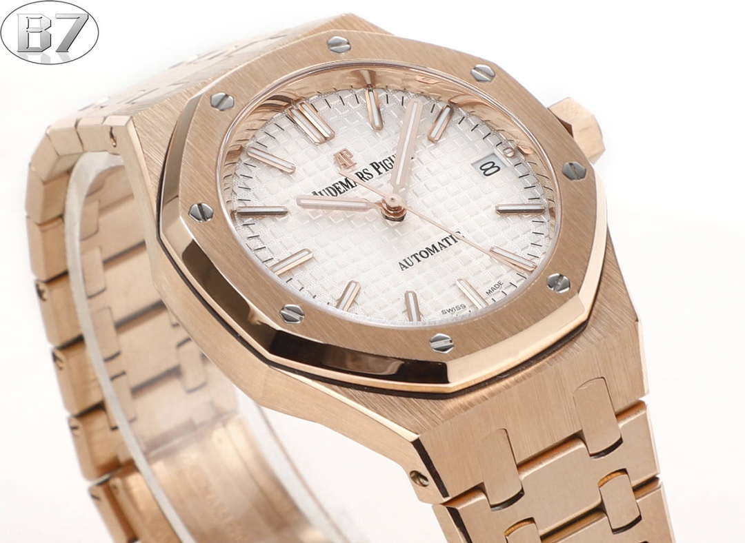 B7  Factory
AP愛彼 女款愛彼皇家橡樹 剔除機芯甲板多餘部分，使之變得更加鏤空——成就鋼表巔峰—— 實力演繹 衛冕“鋼”王！【6大精妙之處】1.正品拆解開模，尺寸為37毫米與正品一致！2.完美還原正品表殼的每一處細節，盡顯正品“稜角分明 堅毅果敢”的陽剛氣質。3.鋼帶的做工無可挑剔，比市面上任何鋼帶表做工均要更上一層樓，鋼帶頭粒和表頭銜接的“緩衝帶”的鬆緊程度與正品一模一樣。4.自動陀的與原裝致敬，是市面唯一做到顏色於原裝一致的版本（市面一般版本均偏紅）其上的ap族徽雕刻獨一無二。