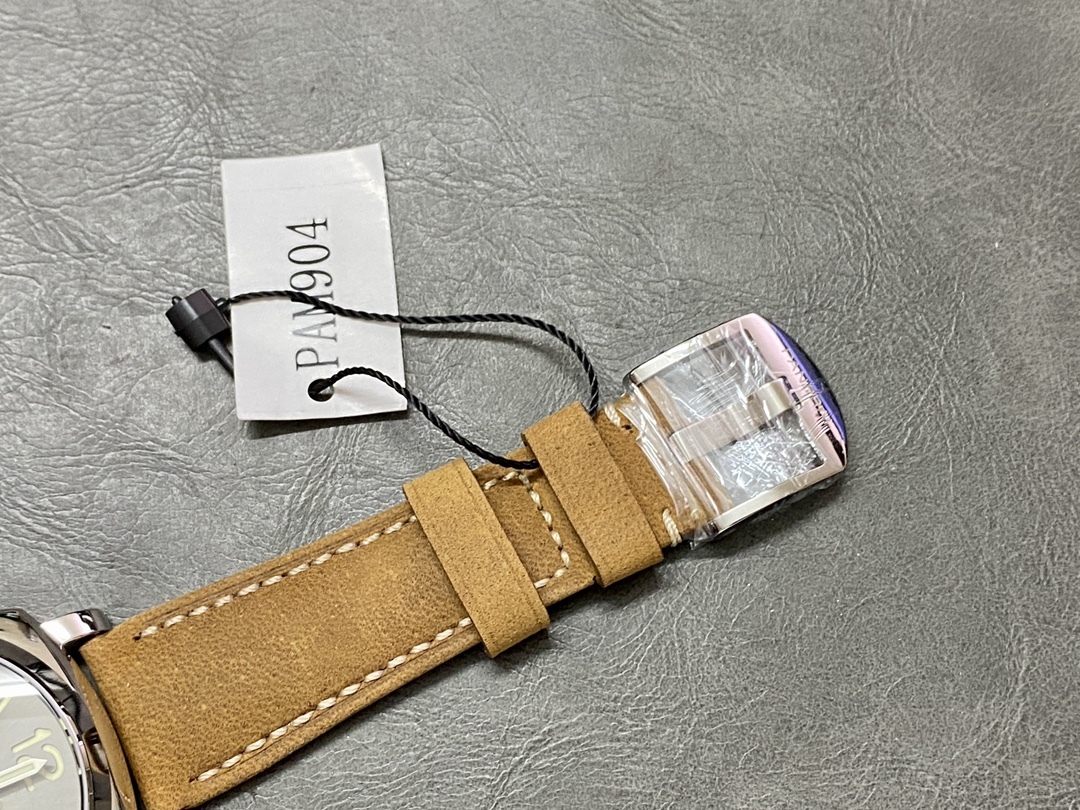 VS  沛納海 Pam904 優雅典範腕表！42mm表徑 一款適合亞洲手腕的腕表
1:表殼 一改粗曠風格 以更纖薄演繹現代優雅風範。更有親和力！
2:錶盤：碳黑鍛面 放射紋 搭配錶盤保留活力澎湃氣息，駕馭度更高！
3:底蓋：密底精鋼打磨拉絲細膩。
4:材質：316L 精鋼 強效抗蝕的 鋼合金。
小手腕福利！上手非常漂亮。