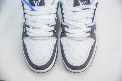 Louis Vuitton Trainer lv時裝走秀運動鞋 
尺碼：39 40 41 42 43 44 45 46