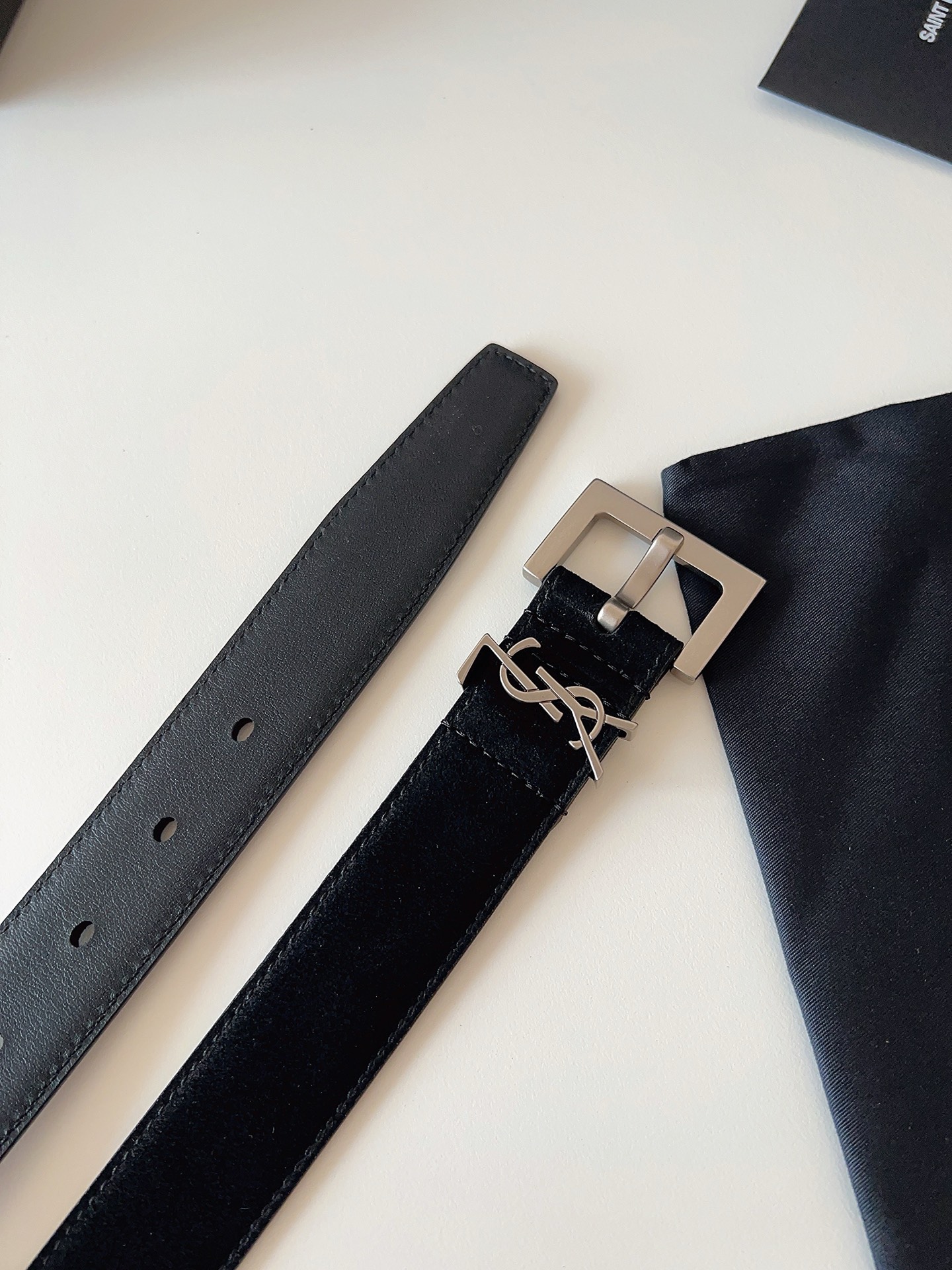 
ysl聖羅蘭2026女士新款腰帶，冬季爆款絨面原版皮，方形搭扣配以ysl標識腰帶環，女士冬季必備款，寬度3.0cm