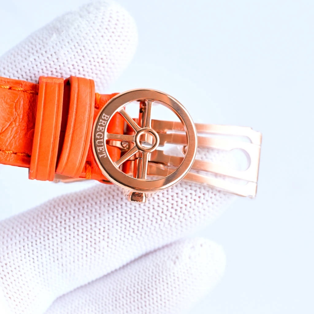 CF新品發佈會，寶璣-Breguet
航海MARINE航海系列5517款腕表，航海天文鐘的起源作品，“時計本是兵家利器”說的就是這款腕表，鐘錶界的巨作。工廠全面抄寫原裝數據，98%還原殼型字面，彰顯原裝優雅硬朗的氣質，原裝同款777A自動機械機芯，鐫刻獨立編號與寶璣先生簽名。直徑40毫米。正反均為藍寶石防刮玻璃，旋入式防水錶冠。實測防水深度100米。搭配飾有太陽放射紋錶盤，配裝進口鰐魚皮錶帶，以零頭的價格給您帶來原裝超值體驗。