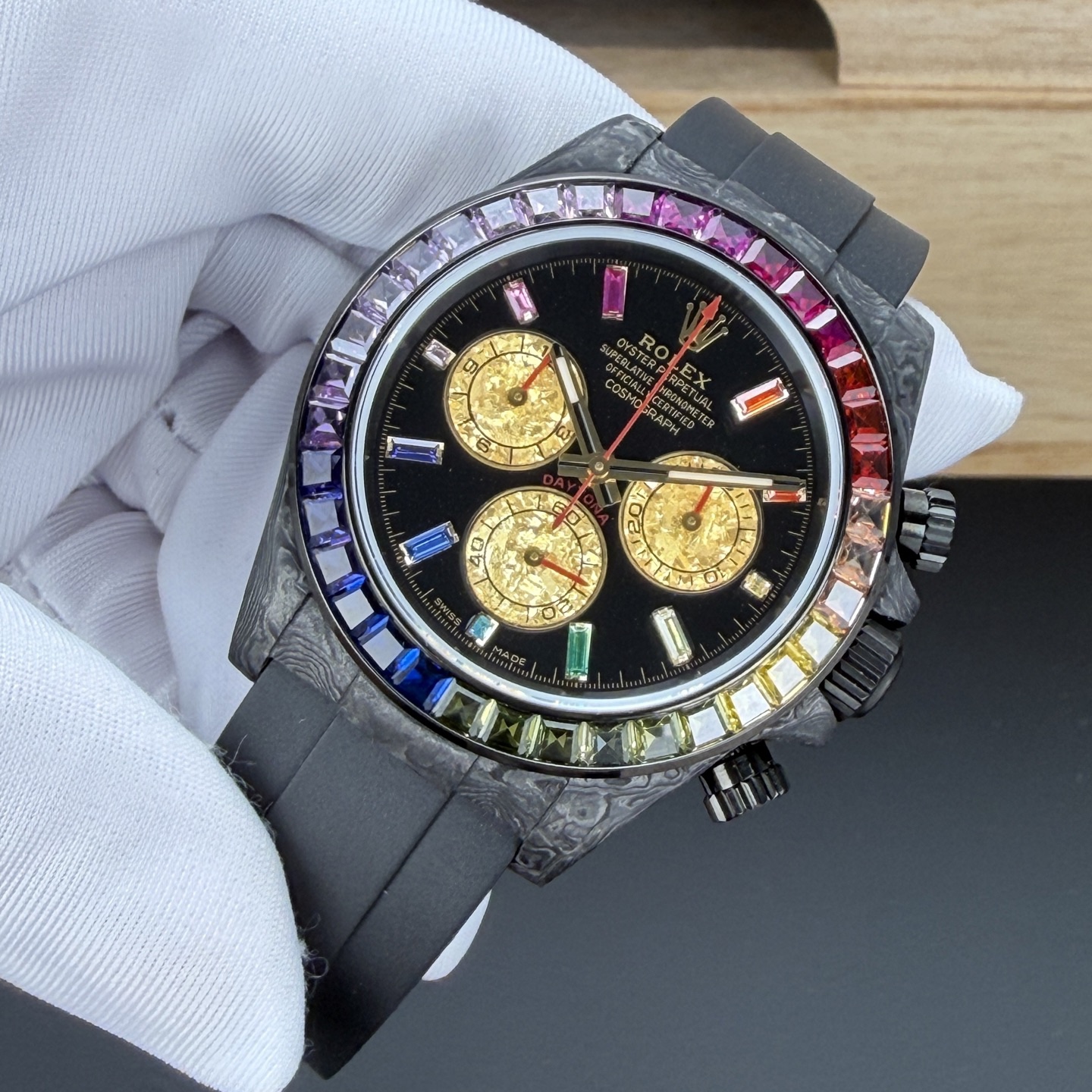 BLAKEN 頂配升級｜彩虹鑽·鉑金眼睛 4代迪通拿
BLAKEN Top Custom • Rainbow Diamond • Platinum Eye
Rolex Daytona 4th Gen 🔥
40mm 全碳纖維高端款｜實拍質感拉滿
Full Carbon Fiber • 40mm High-End Quality
✅ 72H Long Power Reserve
搭載4130一體機芯，72小時長續航，穩定耐用
✅ 魔術貼便攜式錶帶，佩戴方便快捷
Velcro portable strap •
