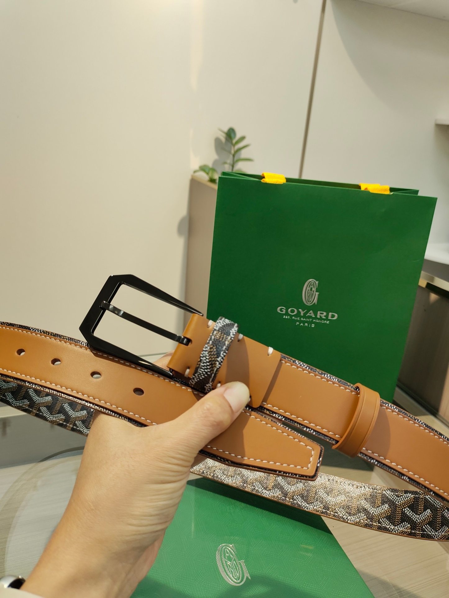 
Goyard(戈雅)腰帶源於法國奢侈品牌，設計風格簡約低調，腰帶身有標誌性帆布搭配進口頭層牛皮，腰帶扣採用簡約精品鋼扣，延續品牌的低調奢華，帶身寬度3.4CM，適用商務休閒日常佩戴。
