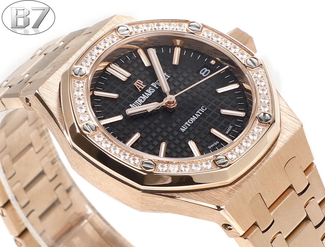 B7  Factory
AP愛彼 女款愛彼皇家橡樹 剔除機芯甲板多餘部分，使之變得更加鏤空——成就鋼表巔峰—— 實力演繹 衛冕“鋼”王！【6大精妙之處】1.正品拆解開模，尺寸為37毫米與正品一致！2.完美還原正品表殼的每一處細節，盡顯正品“稜角分明 堅毅果敢”的陽剛氣質。3.鋼帶的做工無可挑剔，比市面上任何鋼帶表做工均要更上一層樓，鋼帶頭粒和表頭銜接的“緩衝帶”的鬆緊程度與正品一模一樣。4.自動陀的與原裝致敬，是市面唯一做到顏色於原裝一致的版本（市面一般版本均偏紅）其上的ap族徽雕刻獨一無二。