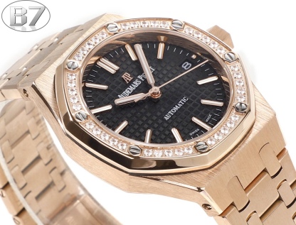 B7  Factory
AP愛彼 女款愛彼皇家橡樹 剔除機芯甲板多餘部分，使之變得更加鏤空——成就鋼表巔峰—— 實力演繹 衛冕“鋼”王！【6大精妙之處】1.正品拆解開模，尺寸為37毫米與正品一致！2.完美還原正品表殼的每一處細節，盡顯正品“稜角分明 堅毅果敢”的陽剛氣質。3.鋼帶的做工無可挑剔，比市面上任何鋼帶表做工均要更上一層樓，鋼帶頭粒和表頭銜接的“緩衝帶”的鬆緊程度與正品一模一樣。4.自動陀的與原裝致敬，是市面唯一做到顏色於原裝一致的版本（市面一般版本均偏紅）其上的ap族徽雕刻獨一無二。