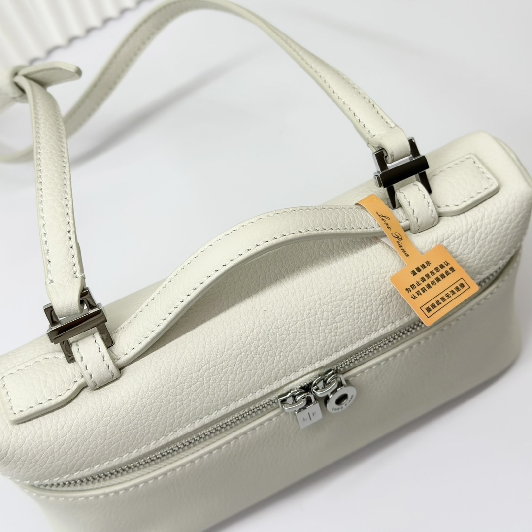 𝓸𝓻𝓸 𝓟𝓲𝓪𝓷𝓪諾悠翩雅
𝑬𝒙𝒕𝒓𝒂 𝑷𝒐𝒄𝒌𝒆𝒕 𝑳𝟏𝟗 
這是一款大開口結構的功能性設計的手拿包，經典風格和簡約設計的組合體。包身採用進口原廠小牛皮材質，輕微的錘紋呈現優雅的紋理，內里採用進口原廠小羊皮。皮革手柄和可拆卸肩帶，可打造出不同背法實用百搭。雙向拉鍊開合，搭配My Charms銀色金屬掛飾。（LP特級全鋼配件五金）
size：11×19×6.5cm
貨號：FAN4046
配套全套專櫃禮盒包裝🎁