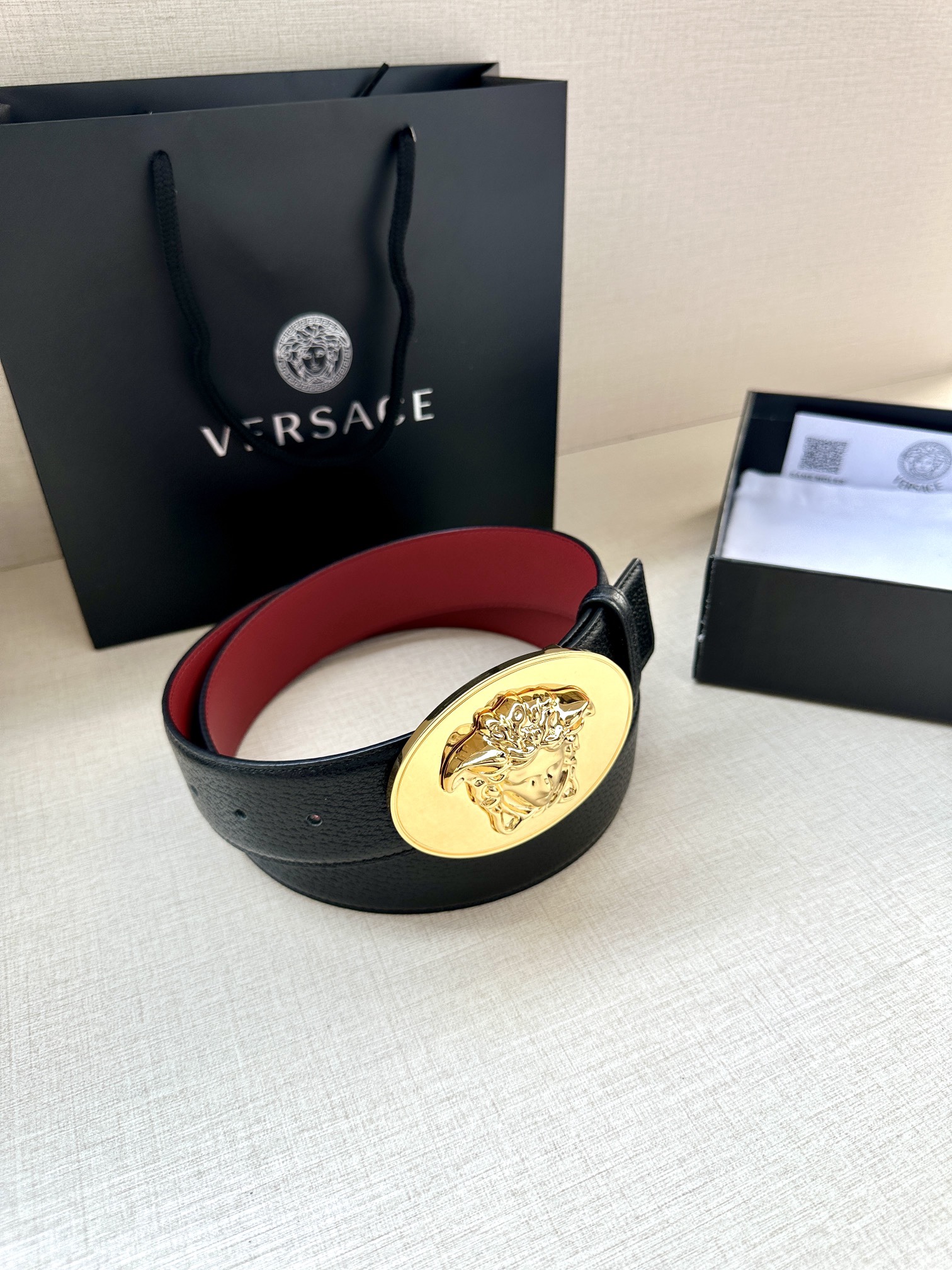 寬度：4.0cm （範思哲） 此款橢圓五金配件、腰帶飾有標誌性的Versace美杜莎頭像扣，彰顯品牌格調。是一款精美的衣櫥必備單品。