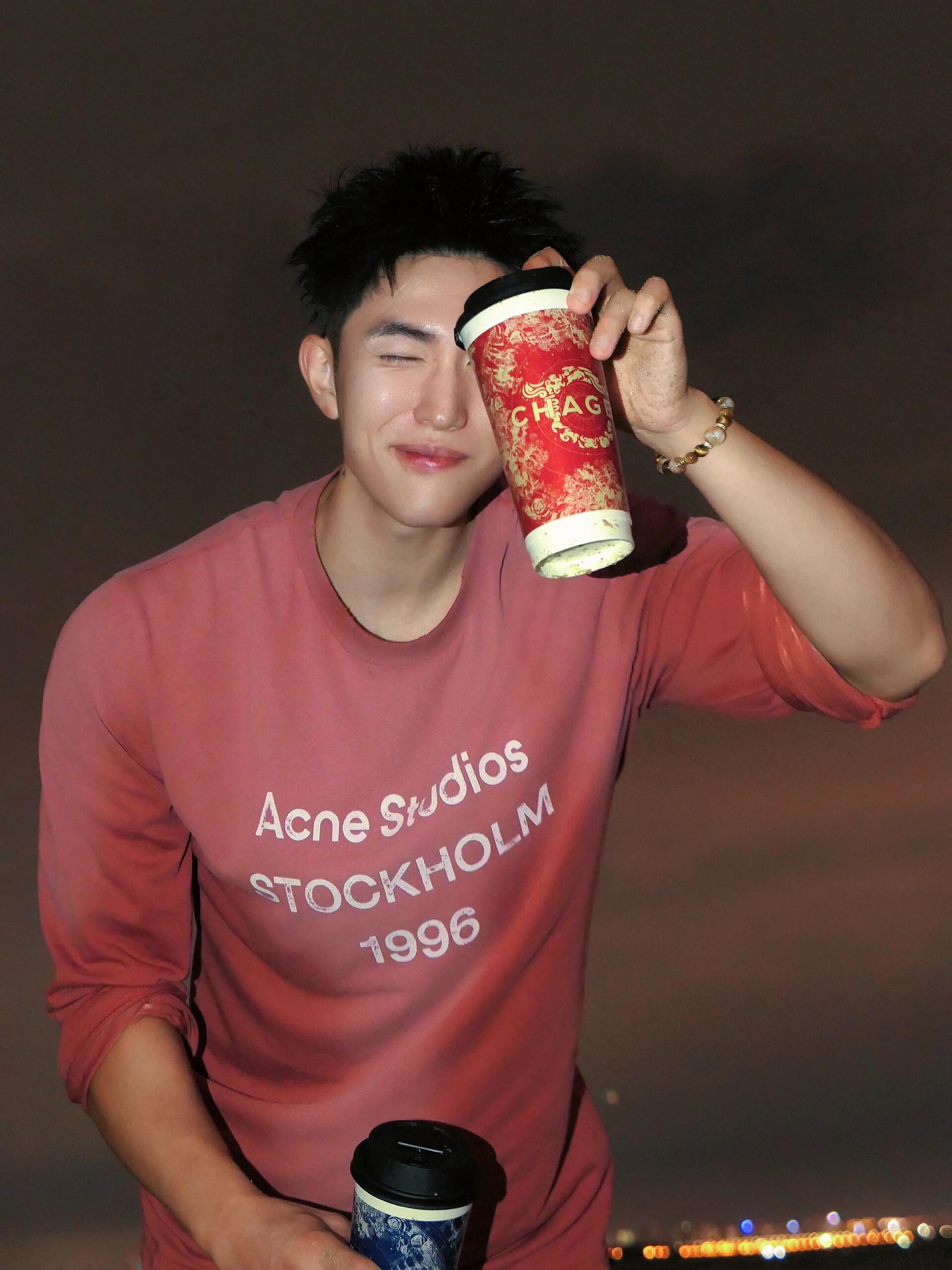 🔝Acne Studios 26SS 1996字母印花短袖T恤
面料是定制定染的32支220g原版双纱棉，胚布经过高盂环保染色，裁大货前还要进行高温环缩水，降低缩水率的同时使得手感更柔软舒适，印花方面必须五层胶浆，第一遍必须为进口打底浆，填平布料上极为细小的线洞，再由高温床烤干再剧颇色，采用油墨因热平网印花，一共刷五层，每一层间隔为时间为30分钟，才能保证出来的成品保持原版的质感，全套开发辅料
尺码：S-XL