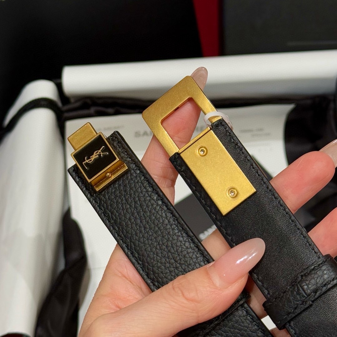 YSL頂級版復刻新寵腰帶
經典百搭款 搭配牛仔褲或者裙子都很好看 長短可調節 25mm寬 雙面進口小牛皮 精緻的真空鍍鈀搭扣飾有琺瑯字體效果