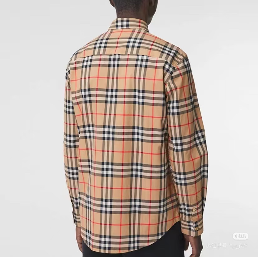 Burberry/巴寶莉 經典大格紋棉質長袖襯衫
面料採用雙股80支梭織小斜紋面料，格紋對位，
紗線定織定染，每個獨立的尺碼都是定位裁片，前幅，口袋，
袖子等部位都是對格對位的，工序複製，費時費料，採用純天然珍珠貝殼紐扣，
洗水嘜定制，多處手工一片一片激光剪裁對位，
所有工序，用料都是ZP做法，區別市面一眼假版本
此款更是絕對不能錯過的珍寶級別產物！！
顏色：卡其大格
S Size：S-XL