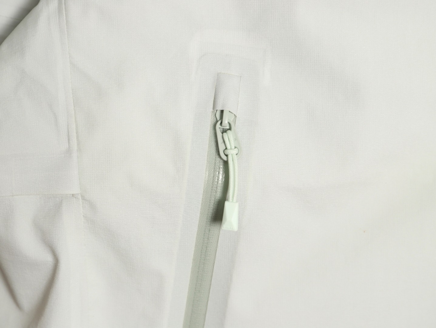 🔝KAILAS 凱樂石 博格達系列 輕量防風防水戶外徒步登山衝鋒衣 
  防水防風透氣防紫外線
 -輔料：原版拆解開發，一比一定制的小標，領標，水洗，吊牌，五金等等。

- FILTERTEC 3L面料：採用凱樂石自主研發的FILTERTEC 3L面料，由外層40D尼龍、中層ePTFE納米微孔膜、內層親膚處理工藝構成，防水指數20000mm，透氣指數20000g/㎡/24h，可抵御暴雨級降水和7級強風，同時快速排出汗氣，避免悶熱。

- 全壓膠工藝：整衣接縫處採用全壓膠工藝，有效防止水分從接