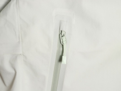 🔝KAILAS 凱樂石 博格達系列 輕量防風防水戶外徒步登山衝鋒衣 
  防水防風透氣防紫外線
 -輔料：原版拆解開發，一比一定制的小標，領標，水洗，吊牌，五金等等。

- FILTERTEC 3L面料：採用凱樂石自主研發的FILTERTEC 3L面料，由外層40D尼龍、中層ePTFE納米微孔膜、內層親膚處理工藝構成，防水指數20000mm，透氣指數20000g/㎡/24h，可抵御暴雨級降水和7級強風，同時快速排出汗氣，避免悶熱。

- 全壓膠工藝：整衣接縫處採用全壓膠工藝，有效防止水分從接