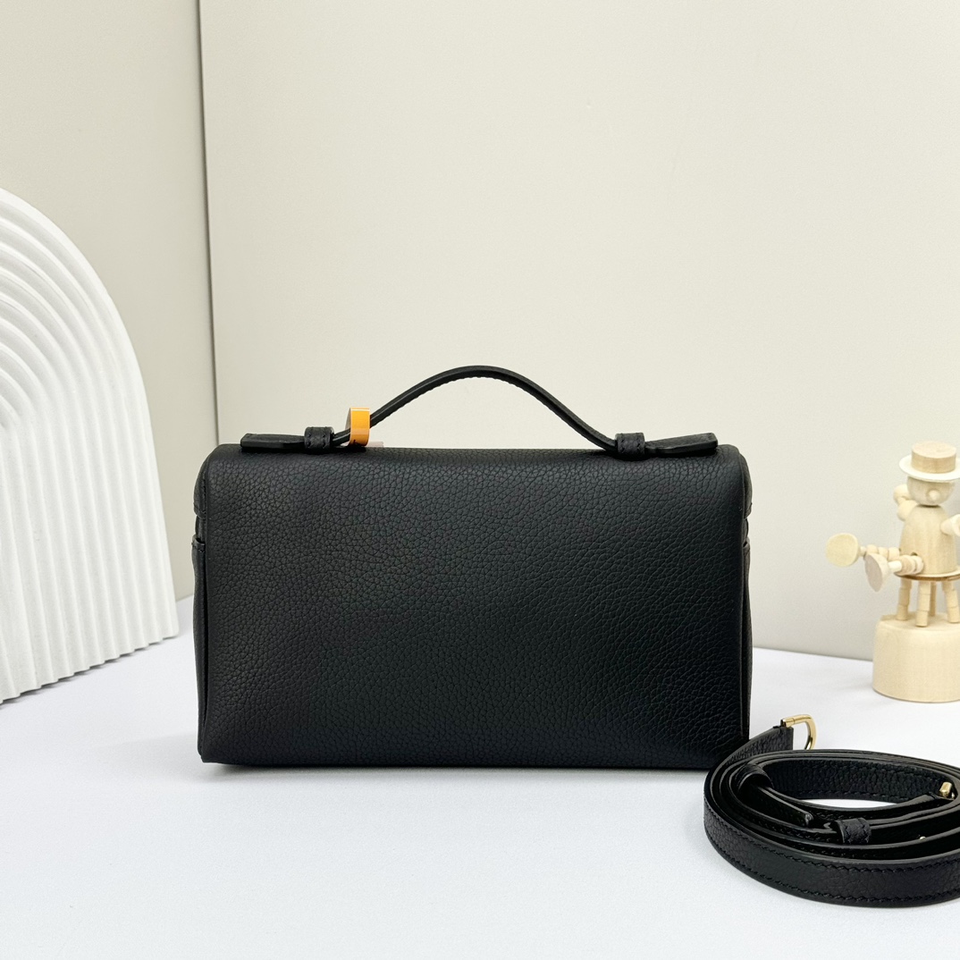 𝓸𝓻𝓸 𝓟𝓲𝓪𝓷𝓪諾悠翩雅
𝑬𝒙𝒕𝒓𝒂 𝑷𝒐𝒄𝒌𝒆𝒕 𝑳𝟏𝟗 
這是一款大開口結構的功能性設計的手拿包，經典風格和簡約設計的組合體。包身採用進口原廠小牛皮材質，輕微的錘紋呈現優雅的紋理，內里採用進口原廠小羊皮。皮革手柄和可拆卸肩帶，可打造出不同背法實用百搭。雙向拉鍊開合，搭配My Charms銀色金屬掛飾。（LP特級全鋼配件五金）
size：11×19×6.5cm
貨號：FAN4046
配套全套專櫃禮盒包装🎁