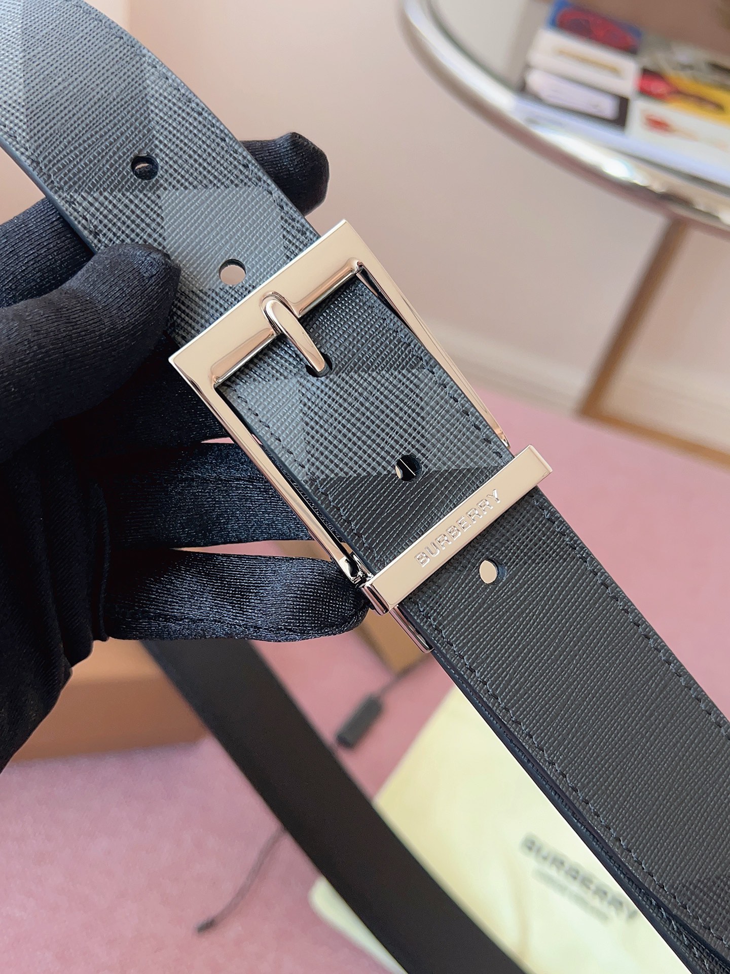 
Burberry博柏利品牌始終秉承傳統精髓，彰顯卓爾不凡的匠制工藝，優雅率性的英倫設計與銳意革新的時尚理念。3.5cm