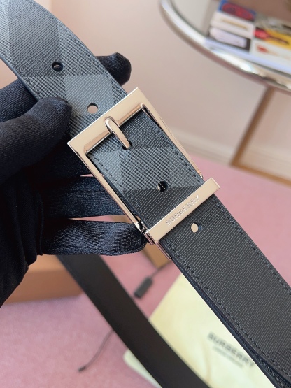 
Burberry博柏利品牌始終秉承傳統精髓，彰顯卓爾不凡的匠制工藝，優雅率性的英倫設計與銳意革新的時尚理念。3.5cm