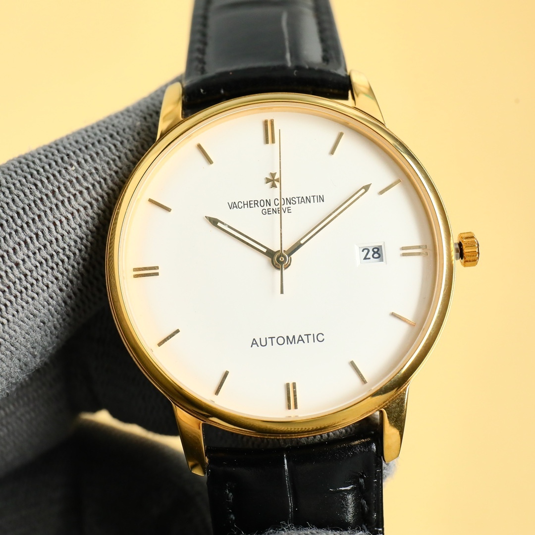 
最新款推薦   市場最高復刻 V4升級版本 江詩丹頓VC傳承系列85180腕表！
1⃣️【表殼】尺寸40MMX9MM，完美圓形的表殼，搭配微孤式表耳設計，使之更加貼合佩戴者的手腕。每一個成品殼套，都需經過MK嚴格的質量把控，方能還原正品獨特的質感。
2⃣️【機芯】9015鋼輪等部件均由MK制表師精工裝飾，自動擺陀更是鍍有18k金，最大限度呈現原裝精湛的工藝水平。
3⃣️【表鏡】前後兩片藍寶石玻璃鏡面，均有防眩暈鍍膜處理。
4⃣️【錶帶】雙層意大利小牛皮，搭配馬耳他十字針扣。