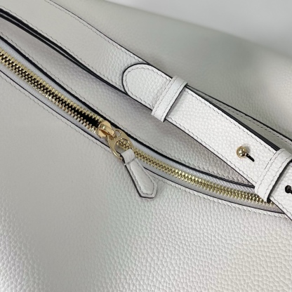 Gucci Half Horsebit系列大號肩背包，煥新呈現，以現代風格煥新演繹品牌最具標誌性的元素之一。該系列巧妙融蘊休閒廓形與標誌性的半馬銜扣配件，這也是其名稱的由來。內部：一個開口袋，可調節牛皮革肩帶，款號862530  尺寸38X20X15
