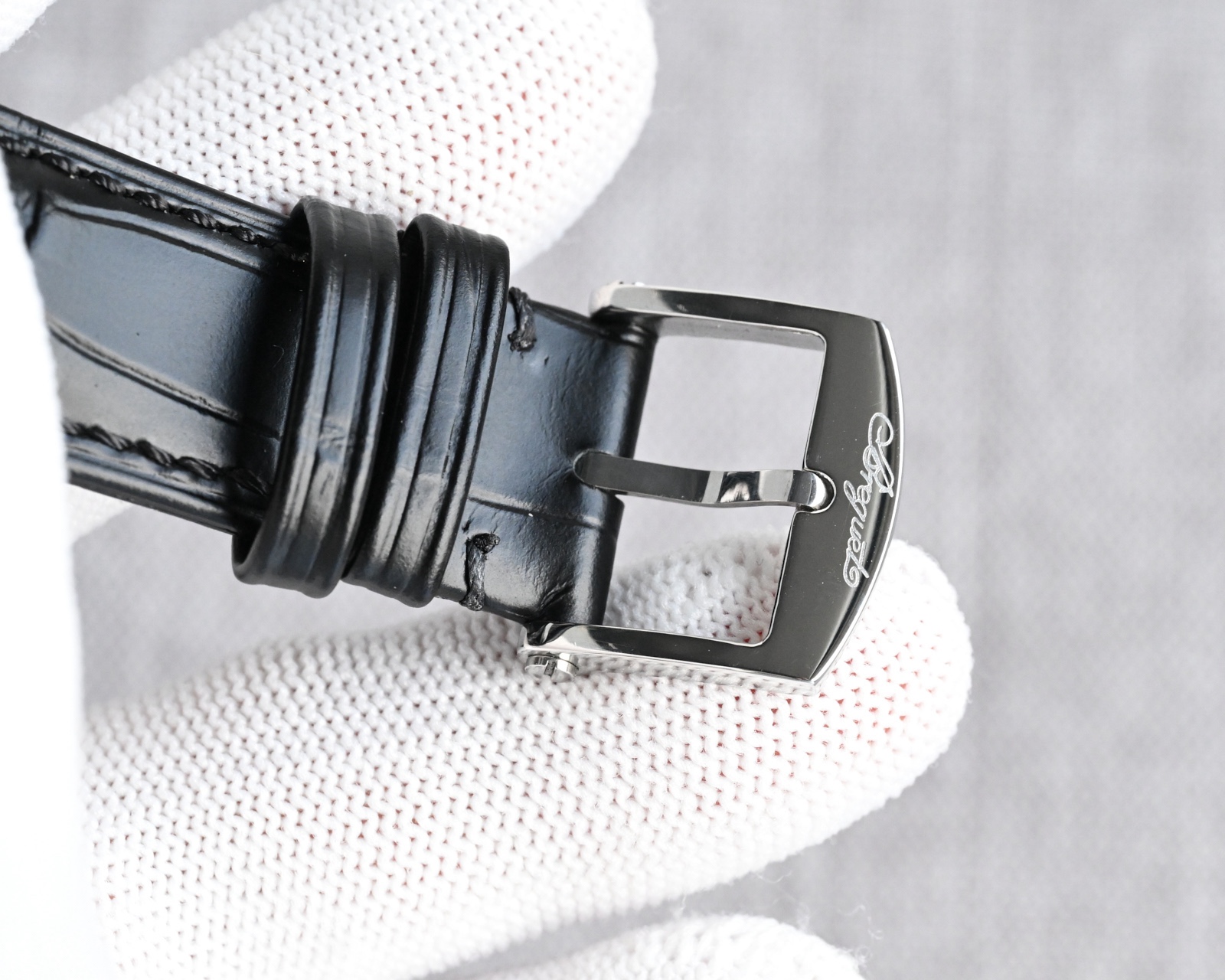 TW Factory  224年前，阿伯拉罕-路易·寶璣 🏅️KF1 先生在他所創立的巴黎鐘錶堤岸制表工坊中，寶肌 創造了制表史上令無數人贊嘆的陀飛輪調速裝置。這一無比複雜的精密機構彰顯了寶璣先生卓然超群的遠見與創想，時至今日仍對高級制表業有著重要意義。至今，陀飛輪的作用和意義已不僅是提高走時的精准度，📸而是譜寫了制表領域的輝煌篇章。寶璣陀飛輪時計臻品在百年徵程中不斷創新，超越自我，集精湛機械製造技藝與深厚美學原理於一身，創制出演繹複雜迷人的機械世界。腕表的表冠上刻有著名的寶璣品牌標誌