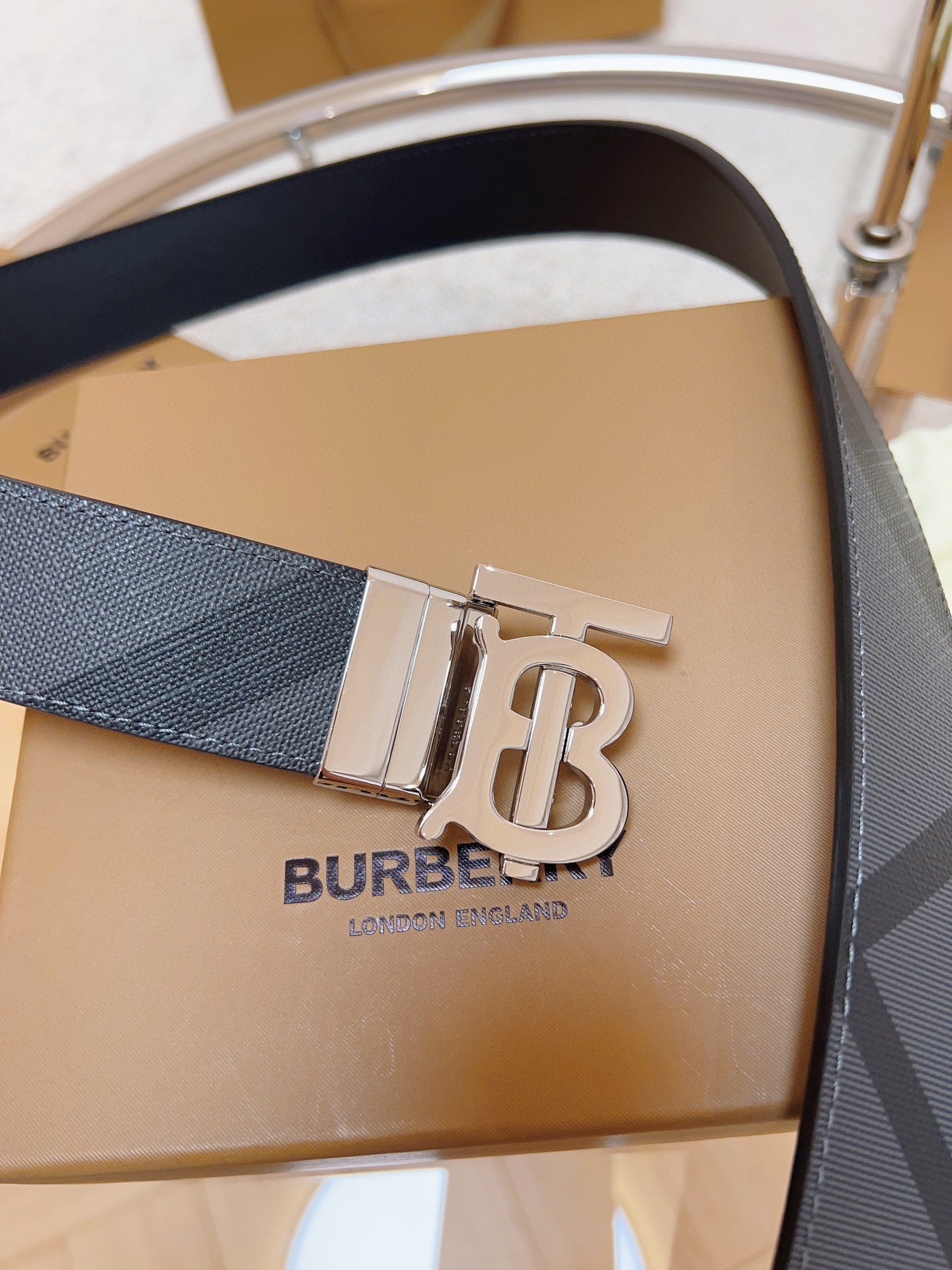 Burberry巴寶莉專櫃同步上新🎉🎉意大利制腰帶 裝飾品牌專屬標識壓花圖案 搭配鍍鈀金搭扣  營造精緻設計感 寬:3.5cm  精緻優雅