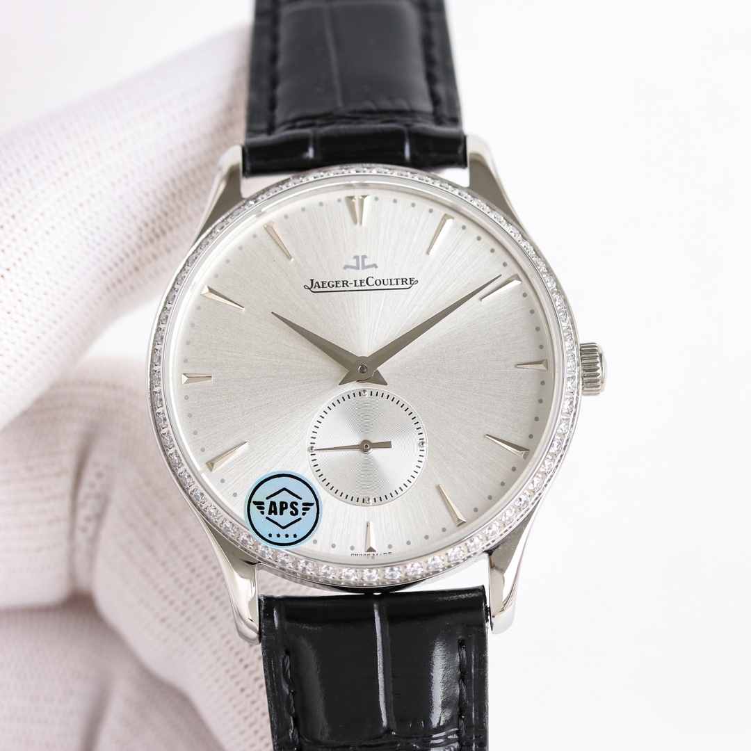 APS新品首發 積家大師系列1218420，傳統與現代的和諧樂章。Master Ultra Thin 超薄大師系列小秒針腕表精鋼款搭（直徑 39 毫米），內載896機芯。此自動上鏈機械機芯精准指示時、分、小秒。
1⃣全新大師系列兩針半採用原裝一致的896機新一比一開模
2⃣簡約精緻的錶盤採用立體式logo，錶盤搪瓷精緻而細膩，帶有標誌性的放射紋
3⃣指針與原裝一致採用陰陽針，一半拉絲一半拋光，錶帶採用進口小牛皮，一鍵式快拆錶帶表扣更加便捷