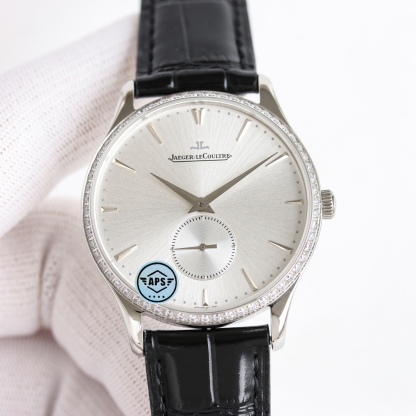 APS新品首發 積家大師系列1218420，傳統與現代的和諧樂章。Master Ultra Thin 超薄大師系列小秒針腕表精鋼款搭（直徑 39 毫米），內載896機芯。此自動上鏈機械機芯精准指示時、分、小秒。
1⃣全新大師系列兩針半採用原裝一致的896機新一比一開模
2⃣簡約精緻的錶盤採用立體式logo，錶盤搪瓷精緻而細膩，帶有標誌性的放射紋
3⃣指針與原裝一致採用陰陽針，一半拉絲一半拋光，錶帶採用進口小牛皮，一鍵式快拆錶帶表扣更加便捷