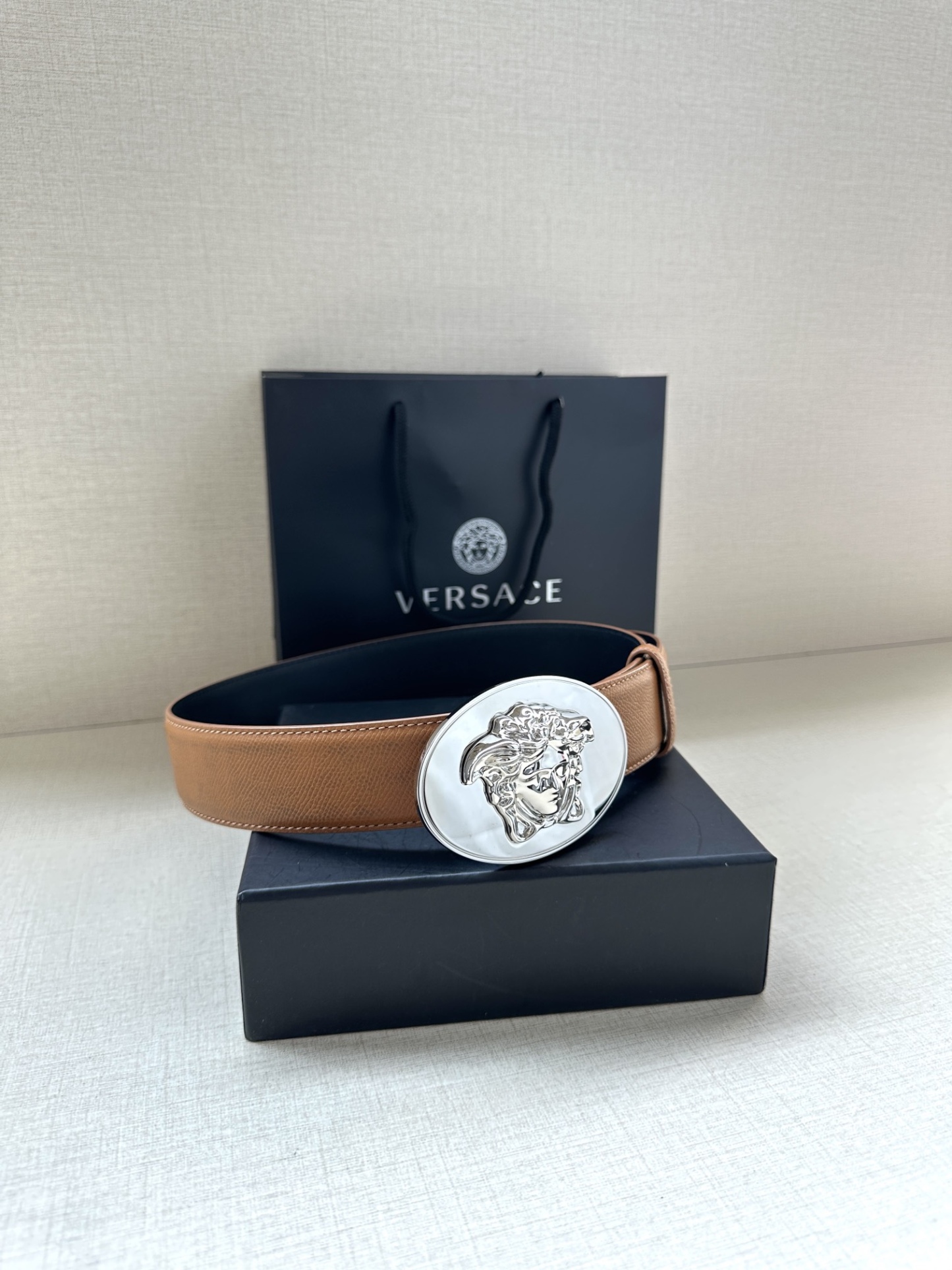 寬度：4.0cm （範思哲） 此款橢圓五金配件、腰帶飾有標誌性的Versace美杜莎頭像扣，彰顯品牌格調。是一款精美的衣櫥必備單品。