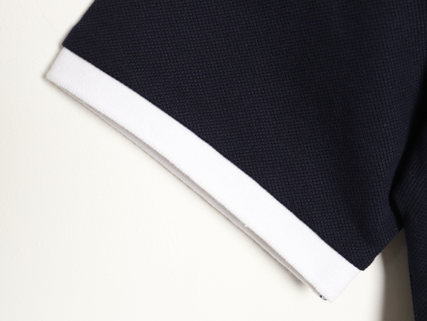 Gucci/古馳 24ss 胸口雙G刺繡Polo短袖
原購入，採用60支雙股250克重棉氨混紡雙面珠地面料，條紋相間拼色衣領定為雙系統提花定織扁機製成。GG互扣刺繡圖案採用進口田島機器，榻榻米刺繡搭配挨針繡工藝，刺繡非常的飽滿，精細針法綿密，以榻榻米刺繡工藝打底，挨針繡描廓邊緣及字母繡花，層次清晰豐富立體。前胸無明線無散口雙層面筒，袖口縫盤螺紋同為扁機織造，採用TAJIMA進口機台加工，人工手縫領標開背領標帶防偽芯片，紐扣開模天然塔羅貝炭黑刻字牛角扣，三標輔料同步定 制。經典翻領設計
