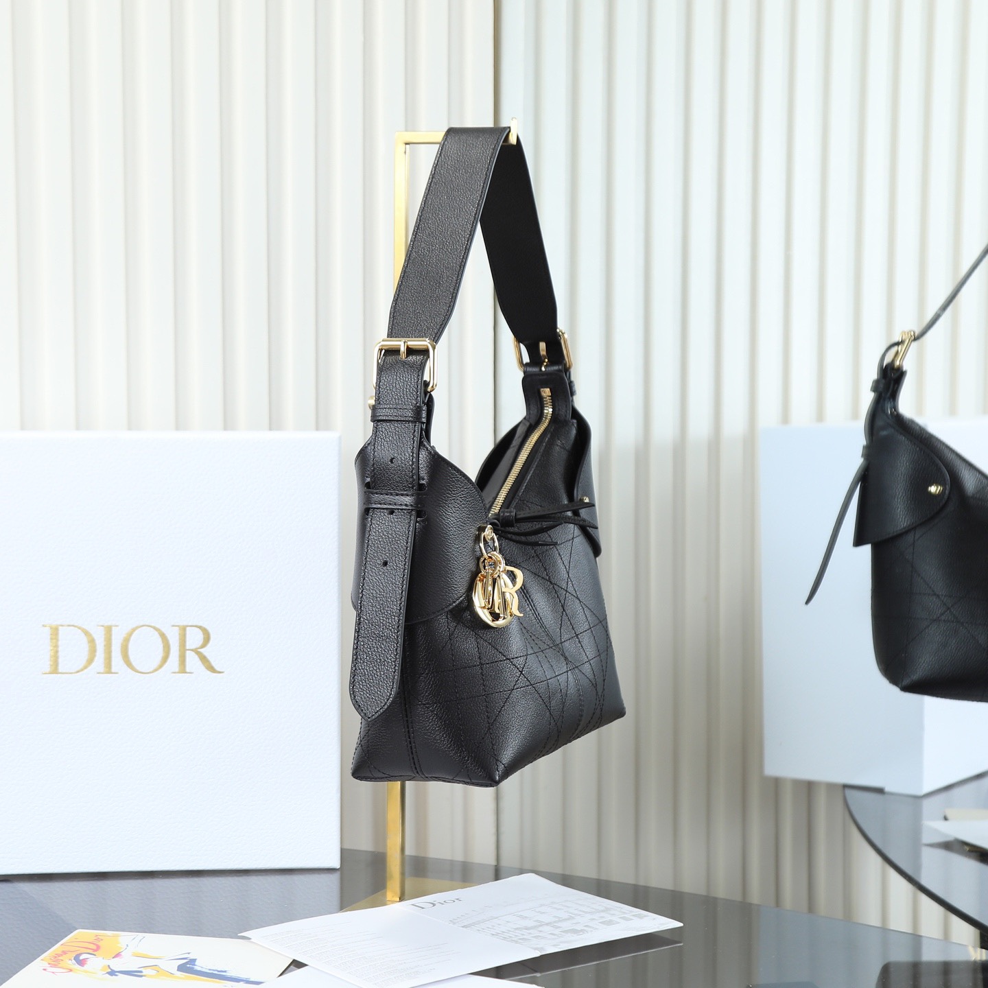 原廠皮 小號粒面牛皮 黑色 

Voyage秋冬系列油蠟皮
又是一個王炸級別，直接擊中心巴上
自帶鬆弛感，包形柔軟又隨意
復古的油蠟牛皮，經典藤紋格，雙拉鍊設計
整體高級又時髦，精緻感滿滿的字母吊墜
細節非常到位，超大的容量，自用超輕便
時髦精們都懂這款的含金量

型號：2845

size:22*9.5*15cm