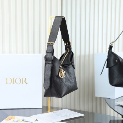 原廠皮 小號粒面牛皮 黑色 

Voyage秋冬系列油蠟皮
又是一個王炸級別，直接擊中心巴上
自帶鬆弛感，包形柔軟又隨意
復古的油蠟牛皮，經典藤紋格，雙拉鍊設計
整體高級又時髦，精緻感滿滿的字母吊墜
細節非常到位，超大的容量，自用超輕便
時髦精們都懂這款的含金量

型號：2845

size:22*9.5*15cm