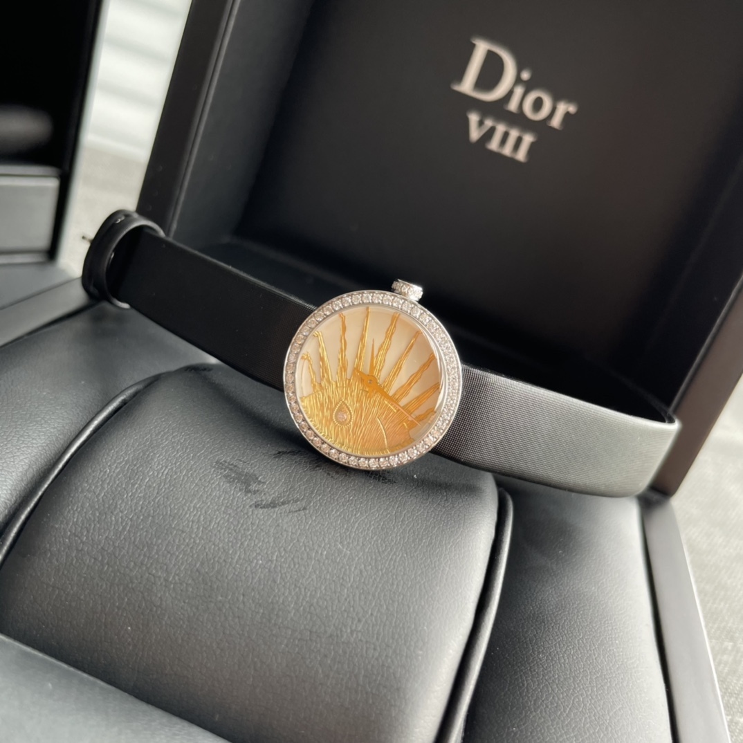 迪奧 今年最火的女表！LA D DE DIOR ROSE CÉLESTE 腕表，光看名字就不簡單！正面珍珠貝母底座，黃金雕琢的太陽圖案，背殼是拋光彎月圖案以及三顆鑲嵌鑽石的璀璨星辰。石英機芯，錶盤直徑25㎜，日常防水30米，沒太多功能，本身就是時裝表，你把它看作一個飾品就行。