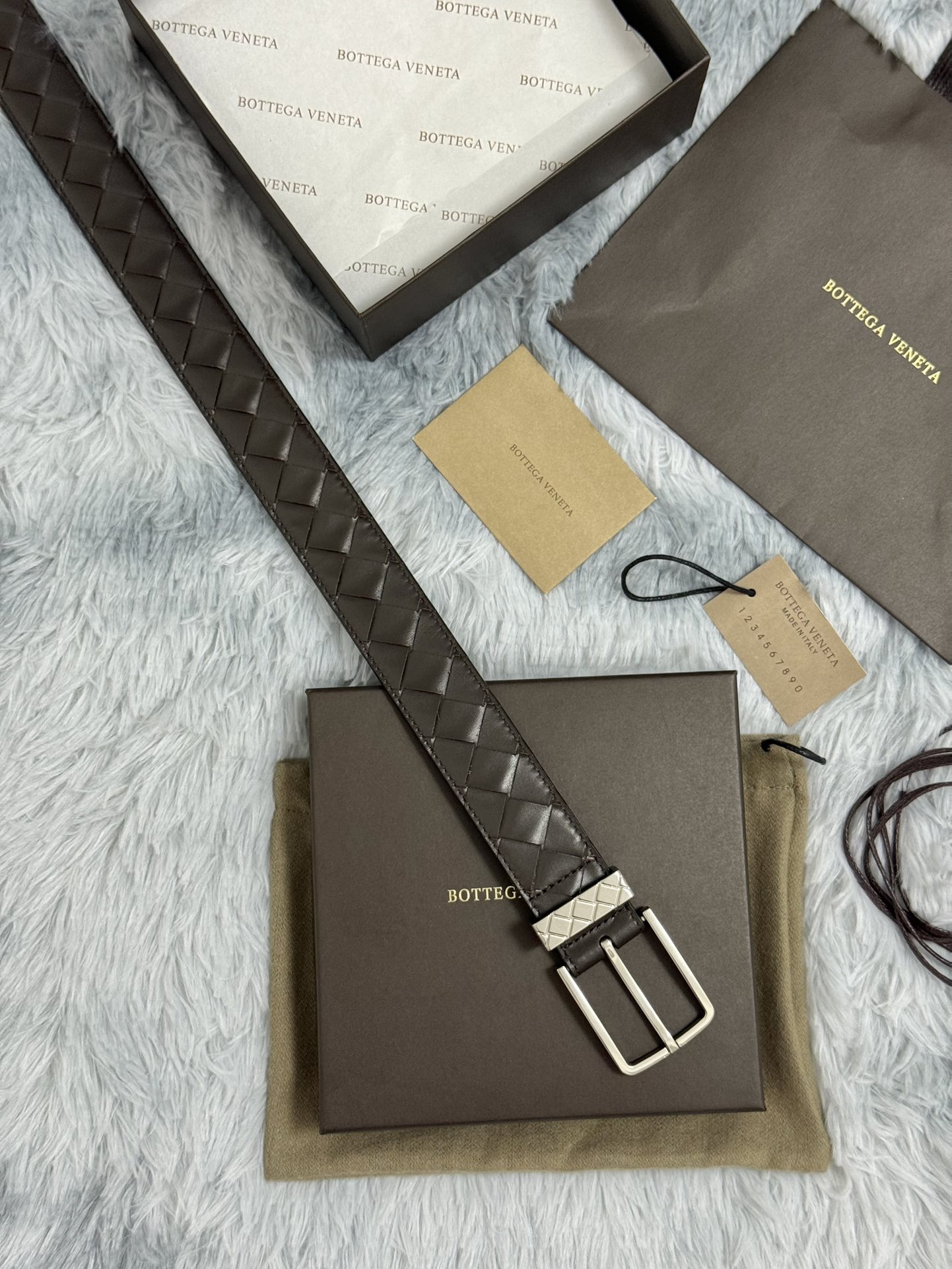 BOTTEGA VENETA   3.5cm   
手工編織牛皮經典之作
每個細節都體現出至高的品味和格調
整體造型增添優雅韻味  
低調奢華的典範
優雅迷人氣息
精緻的手工藝製作。