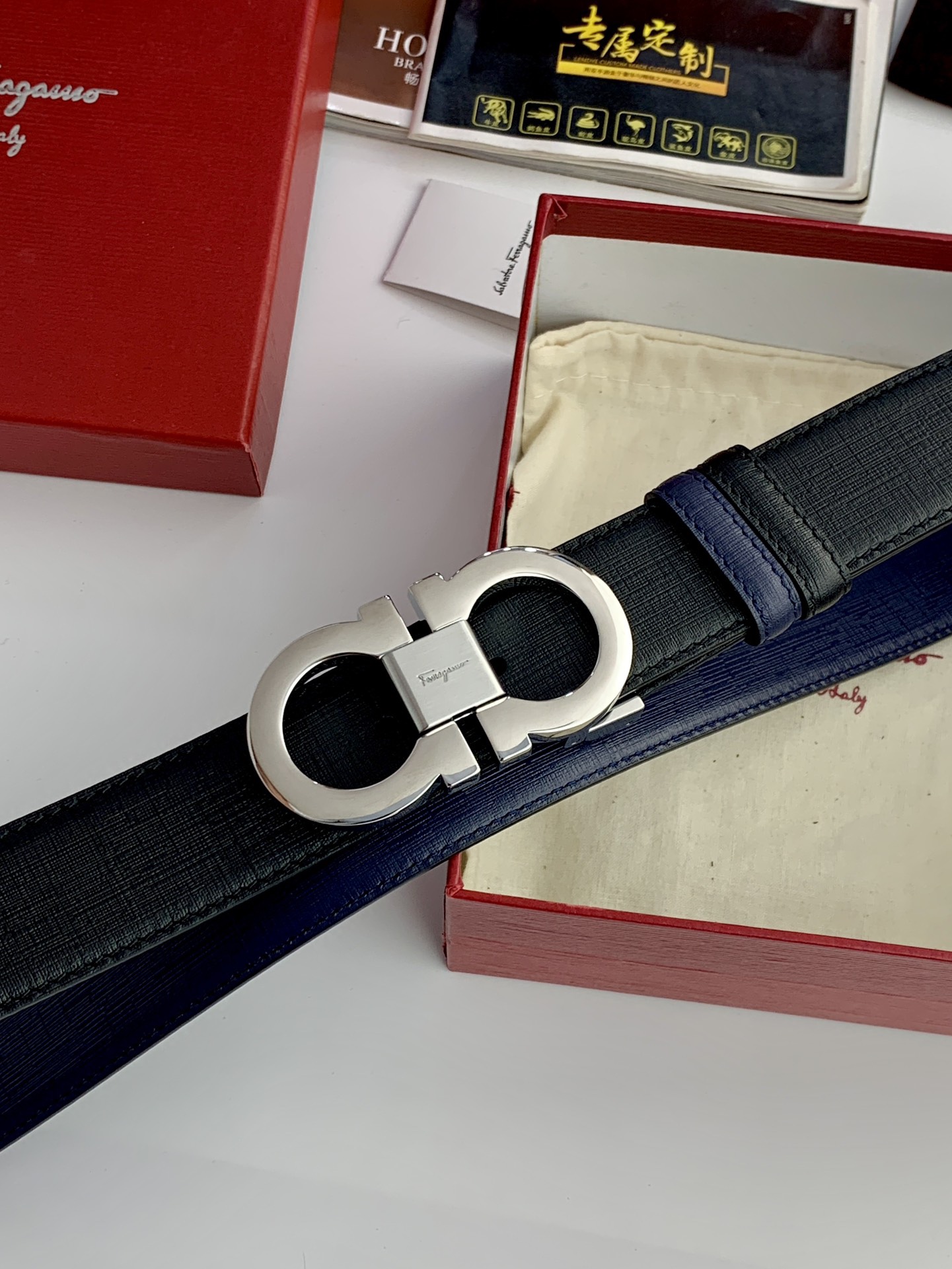 〖F家〗這款皮帶採用雙面小牛皮，搭配純銅八字扣，打造高雅考究的造型。寬3.5cm，長度可調節，達到量身定制般的修身效果。