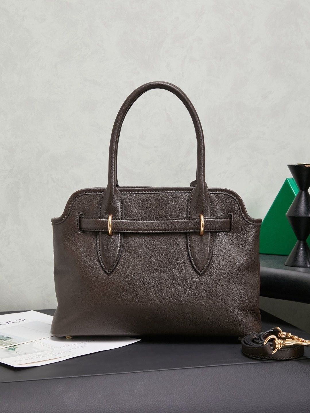 Aventure包袋展现出简约随性的魅力。重新诠释经典线条，这款柔软的Nappa变体展现出多功能和实用的态度，并通过精致独特的细节得到提升。aventure nappa皮革手袋灵感源自miu典藏设计，结构经过调整，变得更加轻便，焕发全新个性，饰以压花字母徽标，增添标志性元素，复古金色五金配件，亚麻混纺衬里，配拉链口袋和贴袋，长手腕适合用作手提或单肩