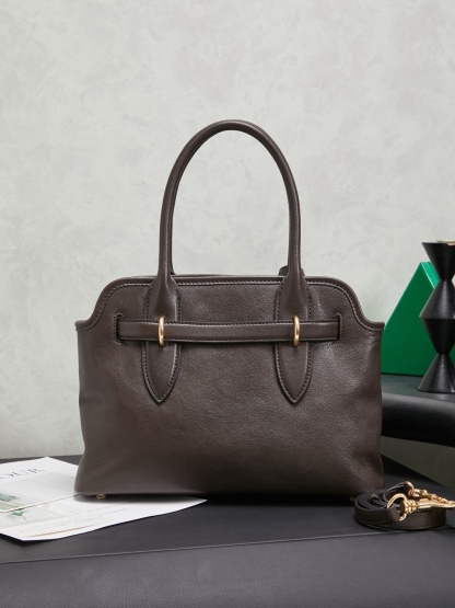 Aventure包袋展现出简约随性的魅力。重新诠释经典线条，这款柔软的Nappa变体展现出多功能和实用的态度，并通过精致独特的细节得到提升。aventure nappa皮革手袋灵感源自miu典藏设计，结构经过调整，变得更加轻便，焕发全新个性，饰以压花字母徽标，增添标志性元素，复古金色五金配件，亚麻混纺衬里，配拉链口袋和贴袋，长手腕适合用作手提或单肩