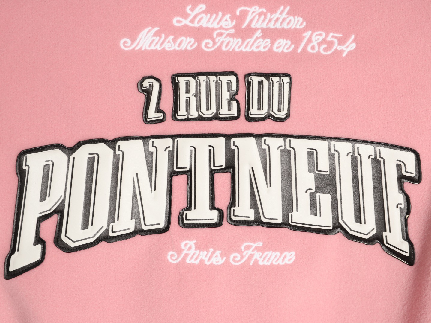 LOUIS VUITTON/路易威登LV 拼色皮袖棒球服外套
對不起讓你們久等了，拿到正品就開始張羅這件衣服所有的事情！
單單面料來講我就定做了一個多月，顏色成分一比一的還原！面料成分有%65的羊毛，%15天然絲%10的氨綸%10絨⚠️混合定織而成，總的克重有900多克！還有最為關鍵的是它的色牢度，絕對不會褪色！袖子用的澳洲進口小牛皮，加工定型，上色，水洗，紋路保留了原有的顆粒結構！厚實飽滿圓潤！
刺繡使用進口毛巾繡機器，先把每個圖案繡在毛詹上，在用紅外線激光雕刻出來，再有縫紉機進行固定，