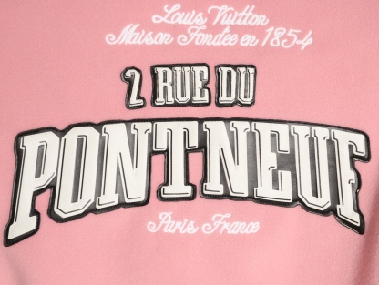 LOUIS VUITTON/路易威登LV 拼色皮袖棒球服外套
對不起讓你們久等了，拿到正品就開始張羅這件衣服所有的事情！
單單面料來講我就定做了一個多月，顏色成分一比一的還原！面料成分有%65的羊毛，%15天然絲%10的氨綸%10絨⚠️混合定織而成，總的克重有900多克！還有最為關鍵的是它的色牢度，絕對不會褪色！袖子用的澳洲進口小牛皮，加工定型，上色，水洗，紋路保留了原有的顆粒結構！厚實飽滿圓潤！
刺繡使用進口毛巾繡機器，先把每個圖案繡在毛詹上，在用紅外線激光雕刻出來，再有縫紉機進行固定，