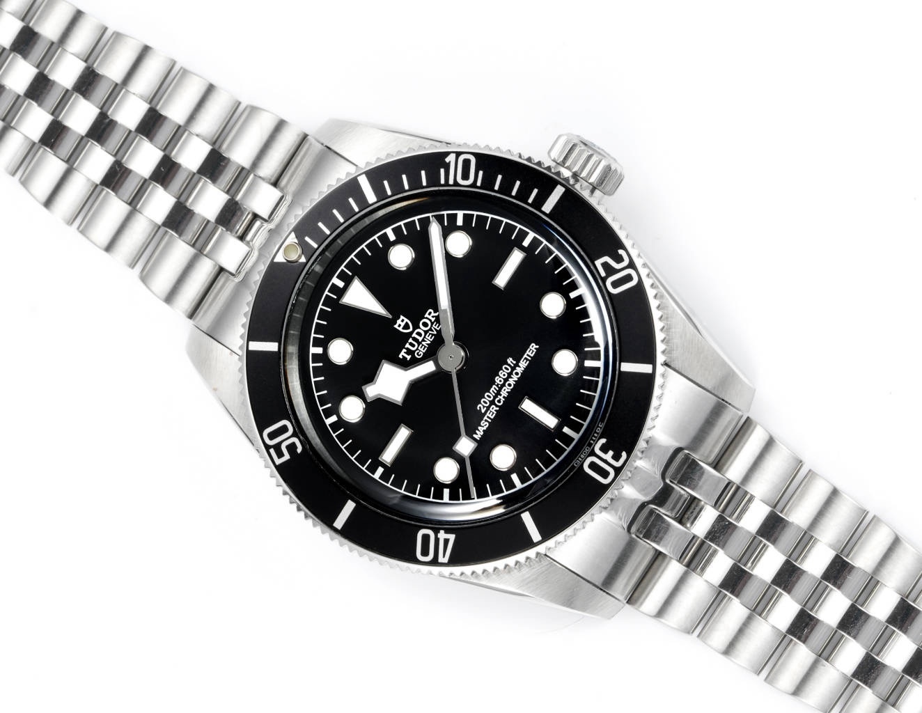 廠帝舵 TUDOR   碧灣系列對於帝舵來說，無疑是一個龐大的產品線，在今年推出了一隻全新的單色碧灣，以絕對的實力被認為是勞力士無歷黑水鬼的平替！今年推出的這只全新單色碧灣，也迎來了碧灣第三次制表科技和煥新美學風格上的革新。
1.新款碧灣迎來新的改革，升級夜光珠，而正品同步凹入式，搭配的是圓拱形藍寶石表鏡，更顯復古感📸 
2.腕表採用不鏽鋼材質打造表殼，經過精細的磨光與磨砂處理，呈現出獨特的質感和光澤度。同勞力士水鬼一樣，表殼採用41毫米尺寸，也是沿襲了“原版”碧灣的直徑，既適合日常佩戴，又能展現出腕