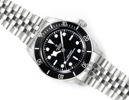 廠帝舵 TUDOR   碧灣系列對於帝舵來說，無疑是一個龐大的產品線，在今年推出了一隻全新的單色碧灣，以絕對的實力被認為是勞力士無歷黑水鬼的平替！今年推出的這只全新單色碧灣，也迎來了碧灣第三次制表科技和煥新美學風格上的革新。
1.新款碧灣迎來新的改革，升級夜光珠，而正品同步凹入式，搭配的是圓拱形藍寶石表鏡，更顯復古感📸 
2.腕表採用不鏽鋼材質打造表殼，經過精細的磨光與磨砂處理，呈現出獨特的質感和光澤度。同勞力士水鬼一樣，表殼採用41毫米尺寸，也是沿襲了“原版”碧灣的直徑，既適合日常佩戴，又能展現出腕