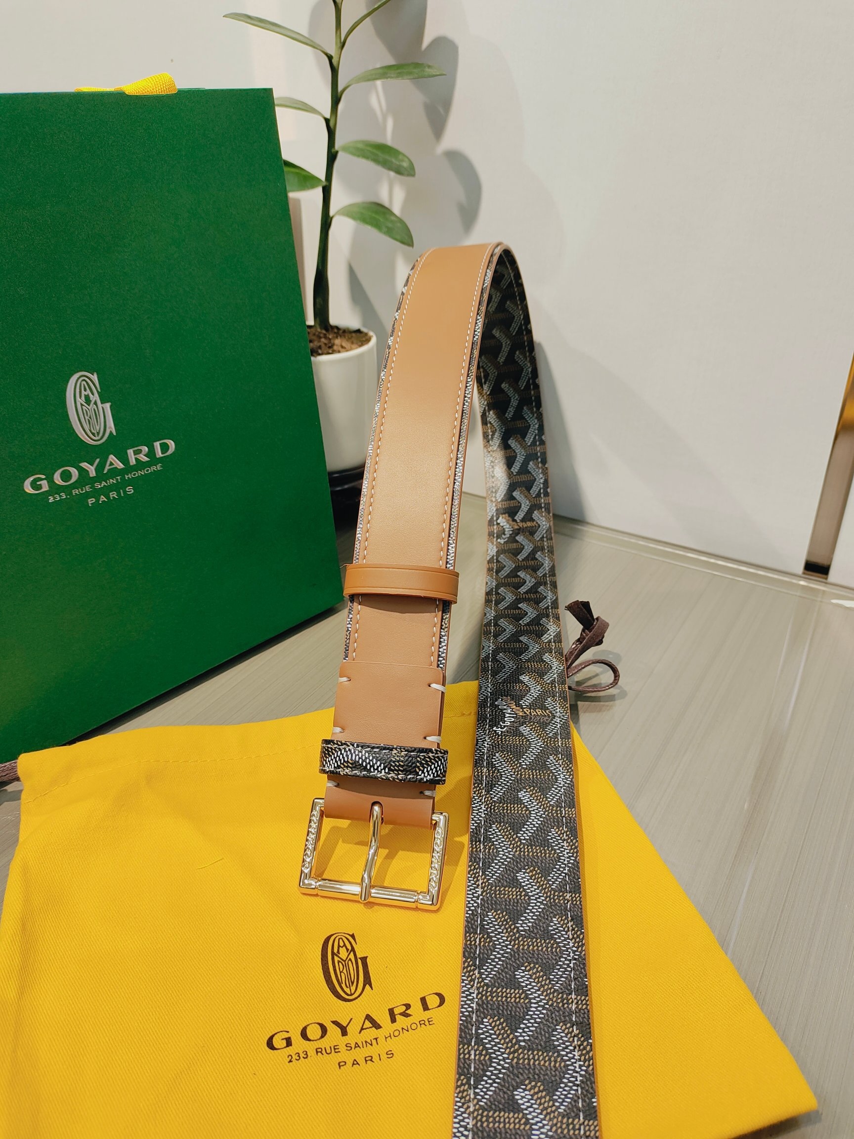 
Goyard(戈雅)腰帶源於法國奢侈品牌，設計風格簡約低調，腰帶身有標誌性帆布搭配進口頭層牛皮，腰帶扣採用簡約精品鋼扣，延續品牌的低調奢華，帶身寬度3.8CM，適用商務休閒日常佩戴。