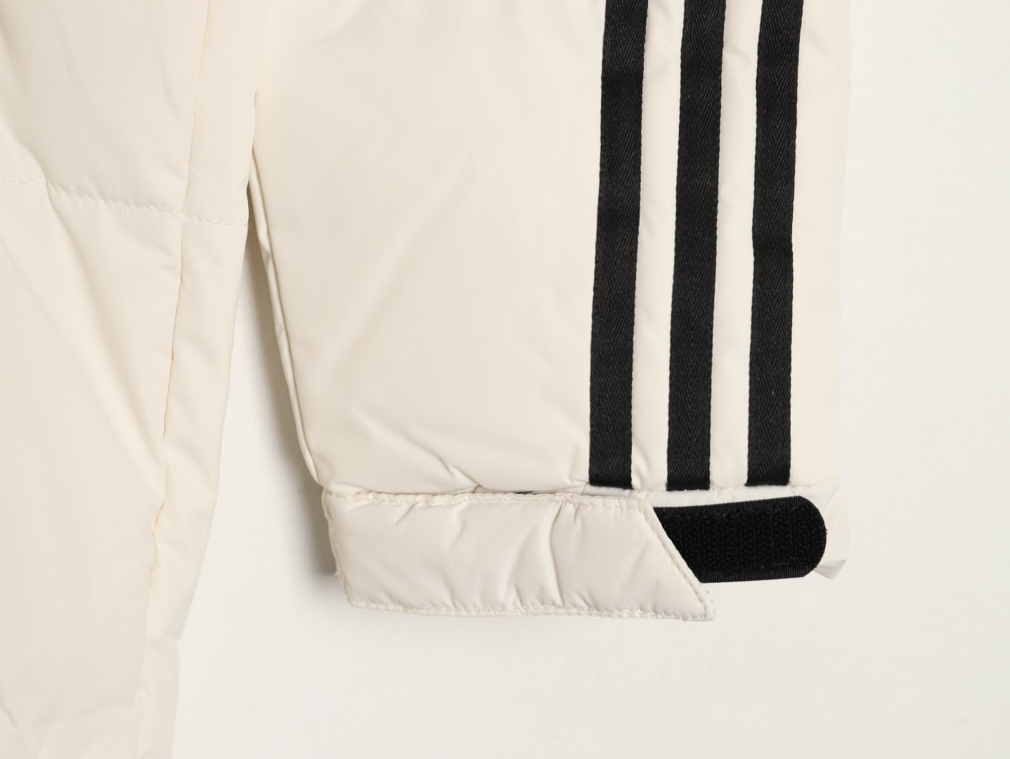 Adidas 阿迪達斯 三條槓保暖專櫃長款落肩款羽絨服
明星同款阿迪羽絨服 adidas 休閒舒適保暖長款羽絨服 男女同款  面料採用原版定制防水防靜電布料 內里採用尼龍雙層封禁設計 過膝長款設計超級保暖 分區填充300克標準80白鴨絨 蓬松度超好 輕便不厚重 拉鍊帶有定制logo 袖子側邊經典三條槓 內里配備口袋 胸前刺繡硅膠小標 清晰立體又飽滿 袖口鬆緊設計更加防風保暖 下擺按扣設計可隨意調節 方便戶外行動 寬松的版型不挑人 穿上就是行走的棉被 絲毫不懼寒冬 
L SIZE:S-XL