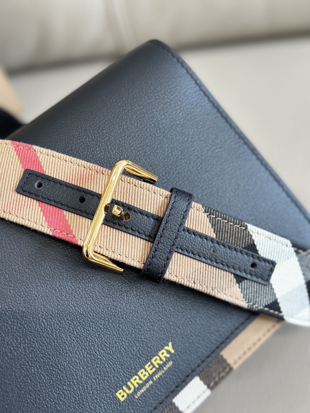 B家最新格紋挎包配上寬肩帶 💕肩帶長短可以自動調節，單肩斜挎包手拿，隨心所欲 
進口小牛皮拼帆布格紋實用性超絕，日常通勤、逛街出行，所需物品都能輕鬆裝下 尺寸24x17x9型號0251